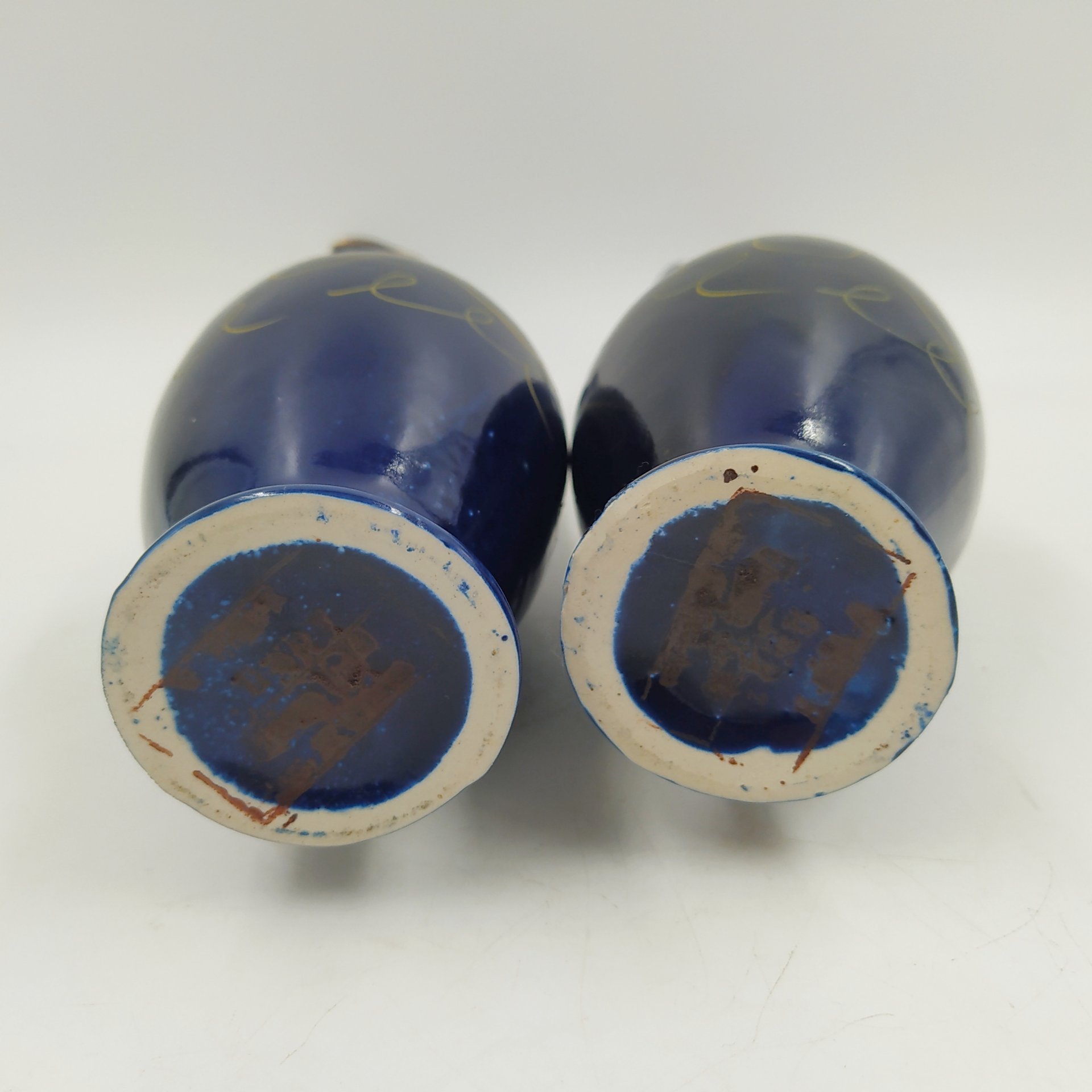 Пара декоративных кувшинов с растительным орнаментом, фарфор, крытье кобальтом, роспись, золочение, Махарадзевский райпромкомбинат, СССР, 1970-1990 гг.