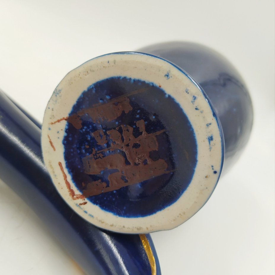Пара декоративных кувшинов с растительным орнаментом, фарфор, крытье кобальтом, роспись, золочение, Махарадзевский райпромкомбинат, СССР, 1970-1990 гг., Махарадзевский райпромкомбинат