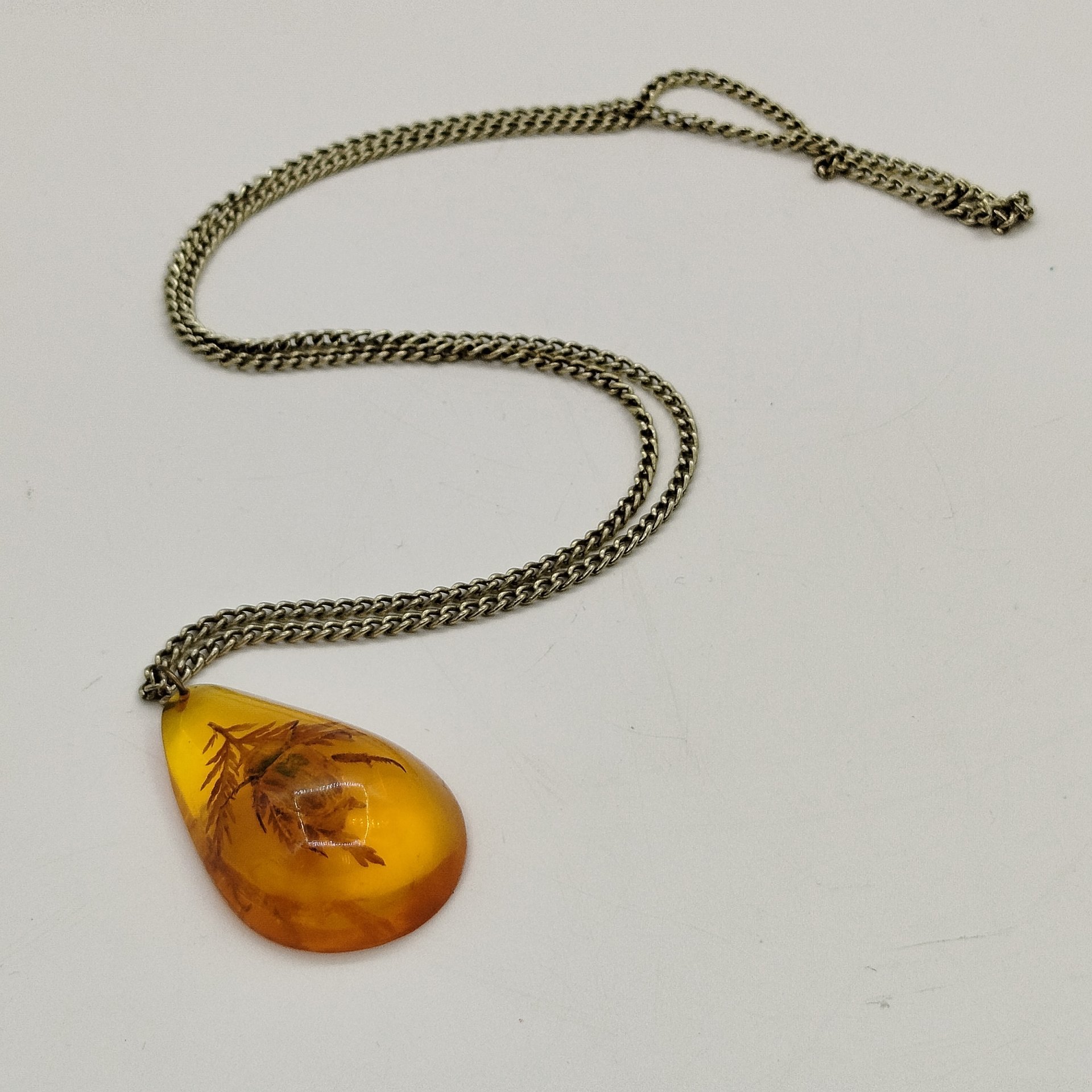 Кулон с подвеской, имитирующий янтарь с включением растения и насекомого, эпоксидная смола, металл