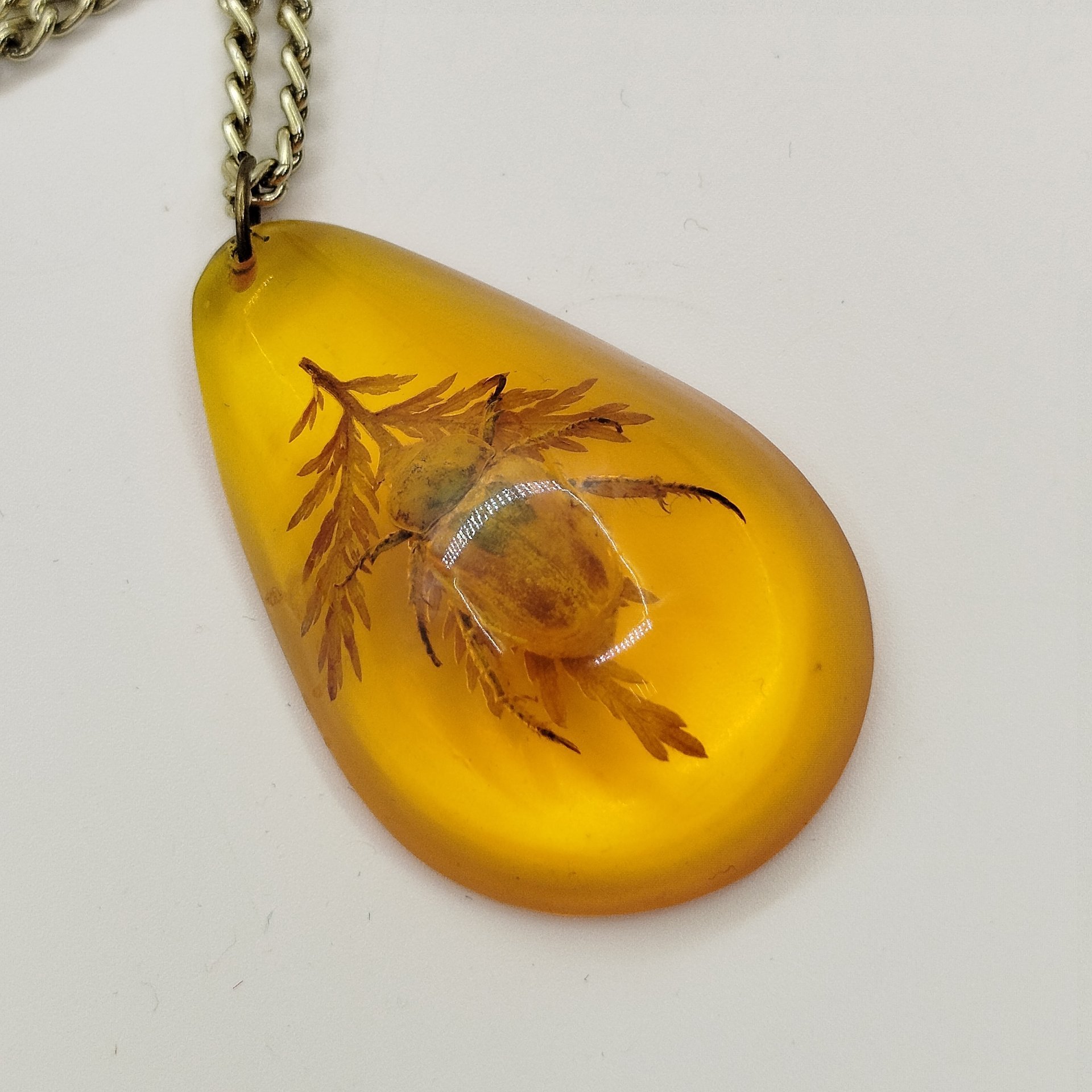 Кулон с подвеской, имитирующий янтарь с включением растения и насекомого, эпоксидная смола, металл