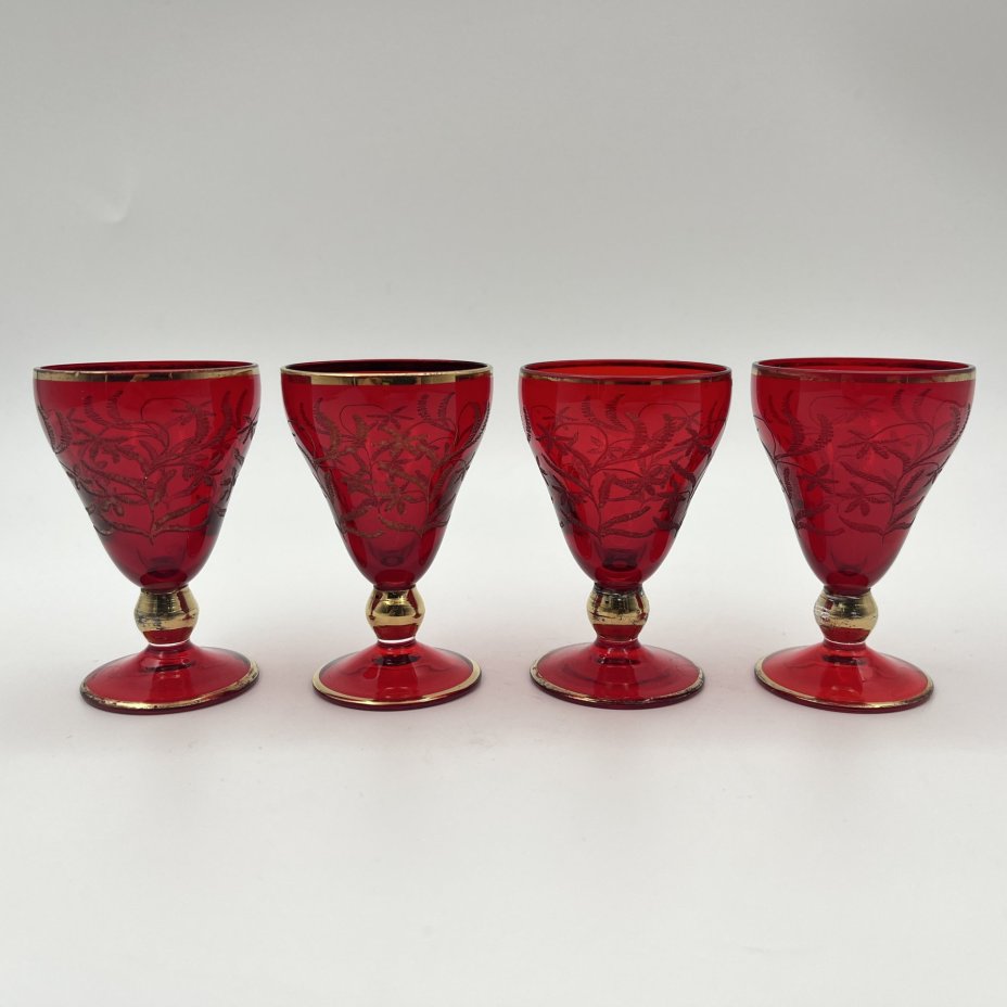 Набор из 4-х рюмок рубинового оттенка "Золотой шар", цветное стекло, золочение, Чехословакия, 1960-1980 гг.