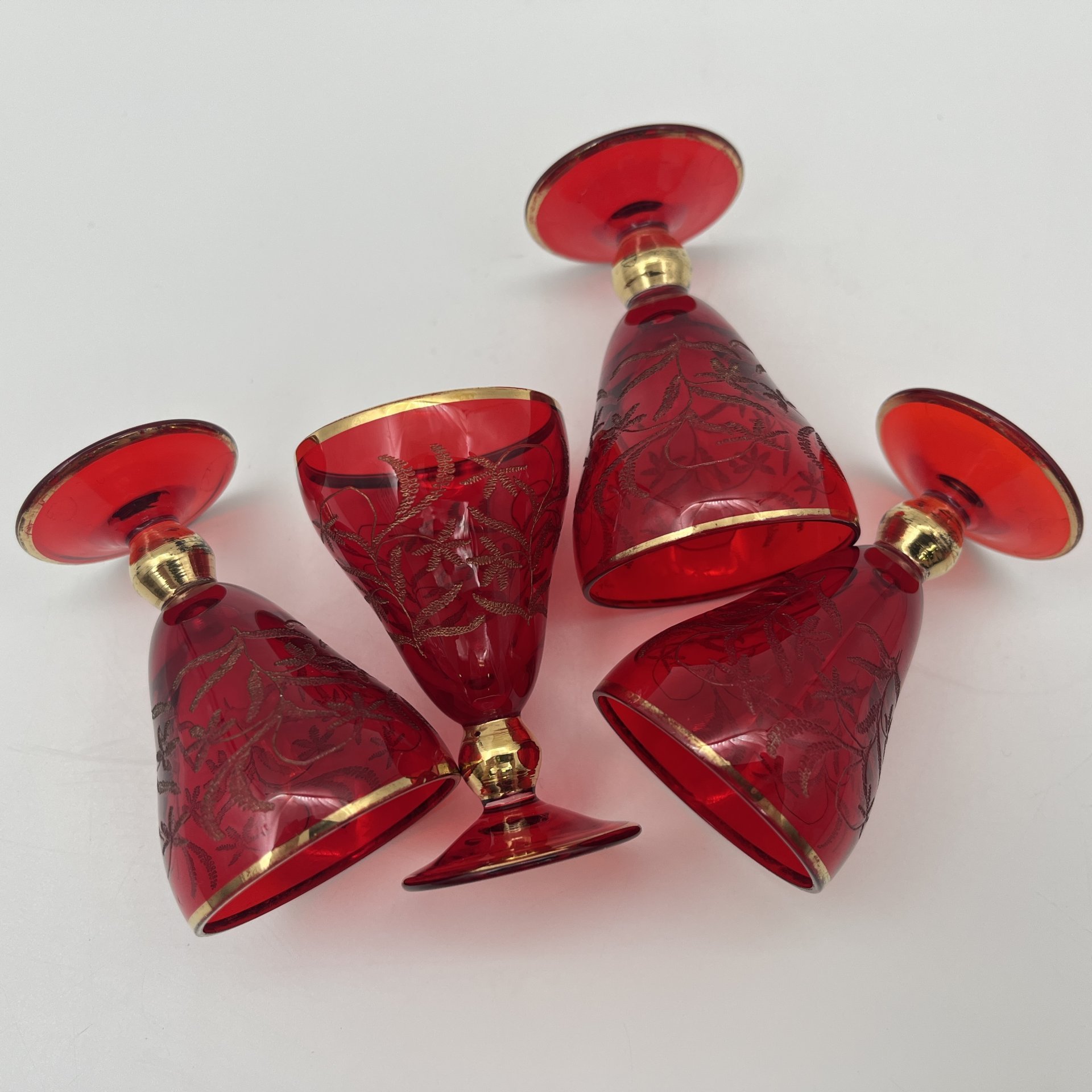 Набор из 4-х рюмок рубинового оттенка "Золотой шар", цветное стекло, золочение, Чехословакия, 1960-1980 гг.