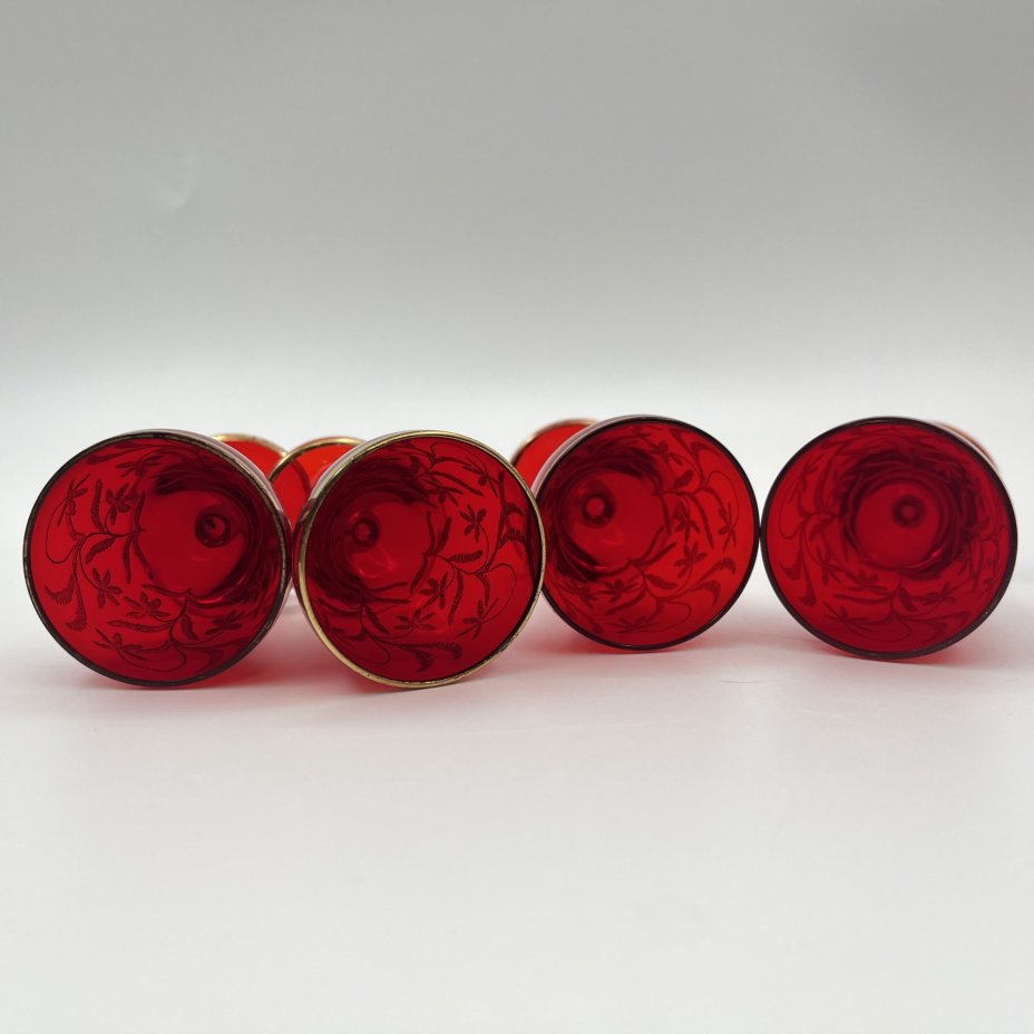 Набор из 4-х рюмок рубинового оттенка "Золотой шар"