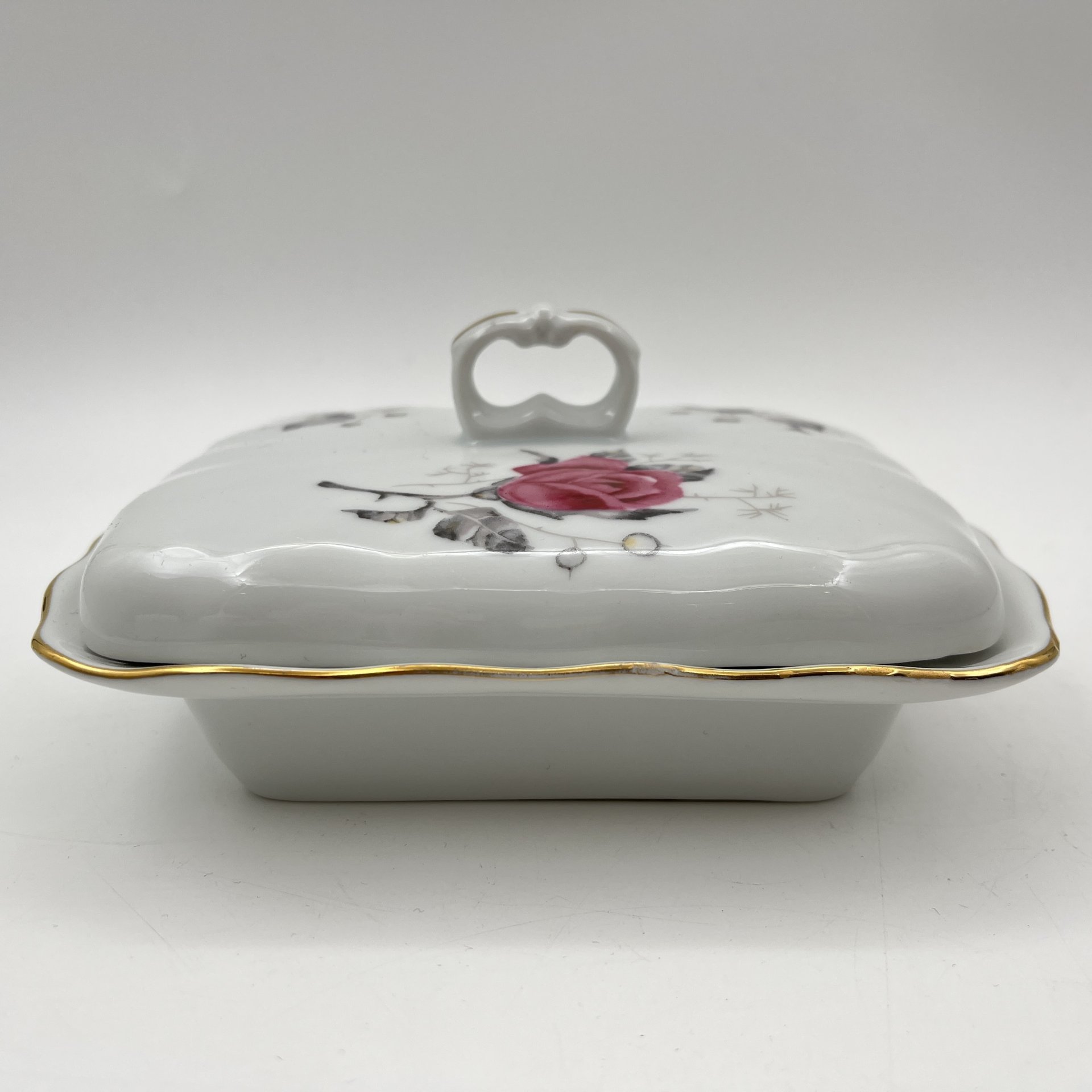 Масленка (паштетница), украшенная изображением розы