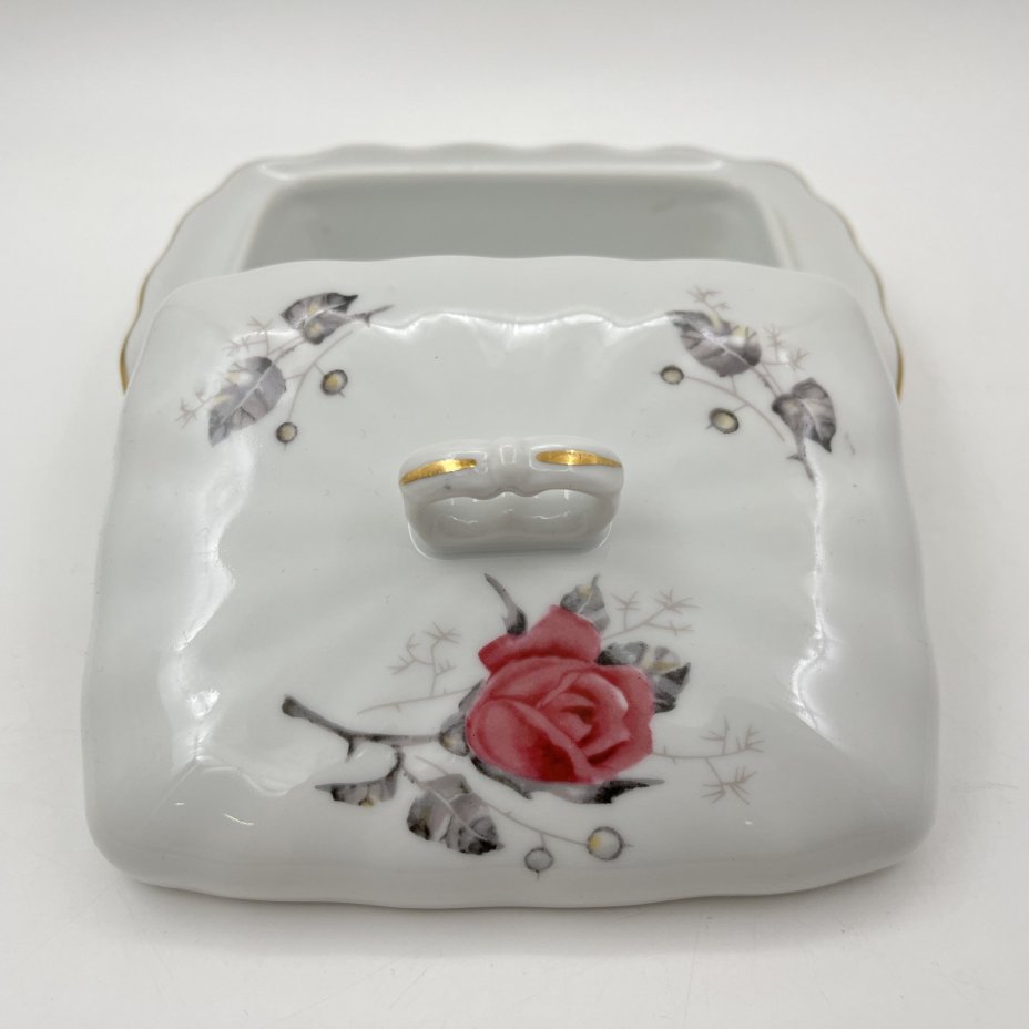 Масленка (паштетница), украшенная изображением розы