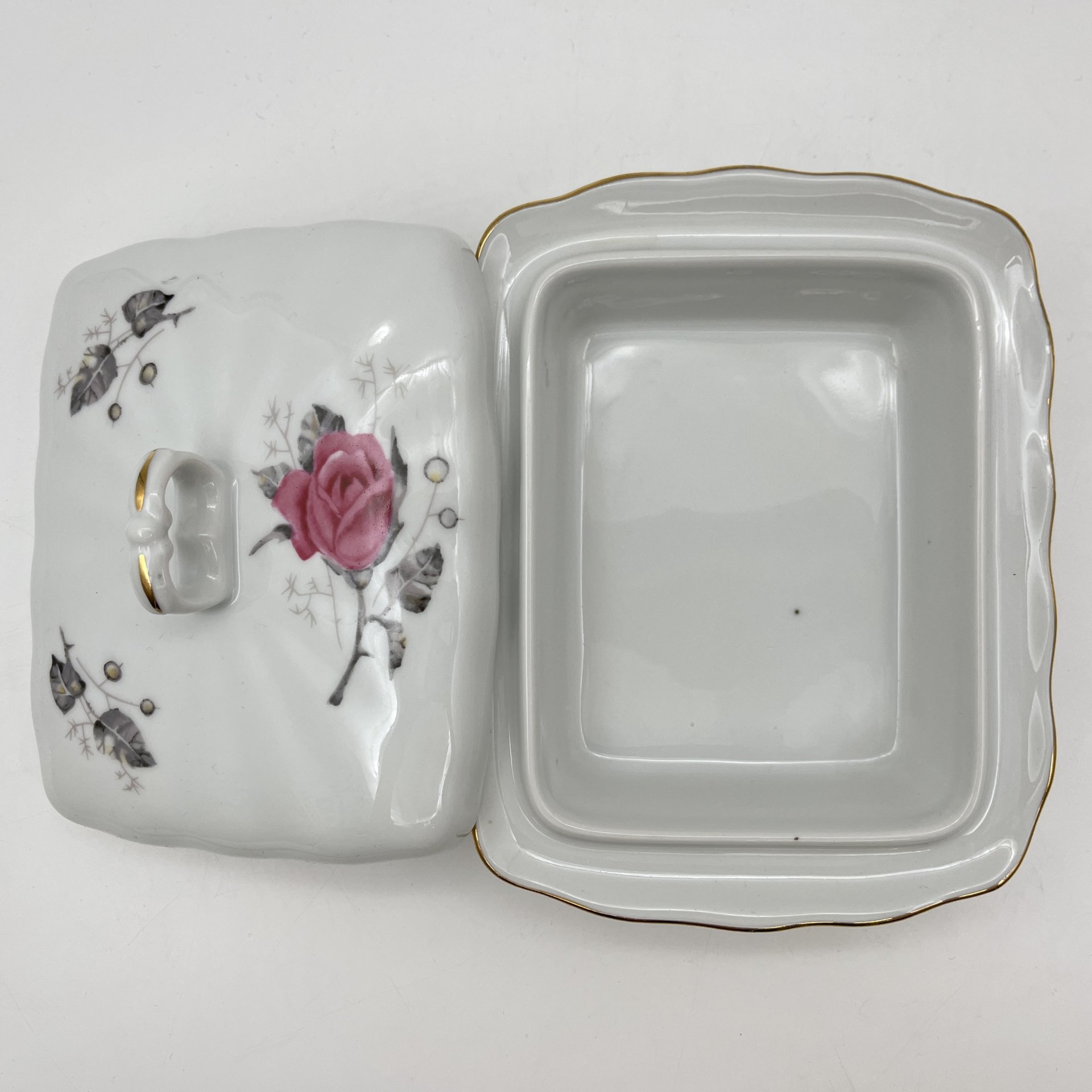 Масленка (паштетница), украшенная изображением розы