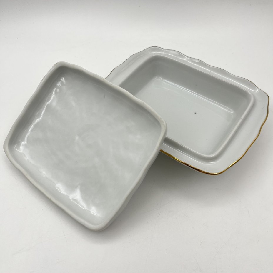 Масленка (паштетница), украшенная изображением розы