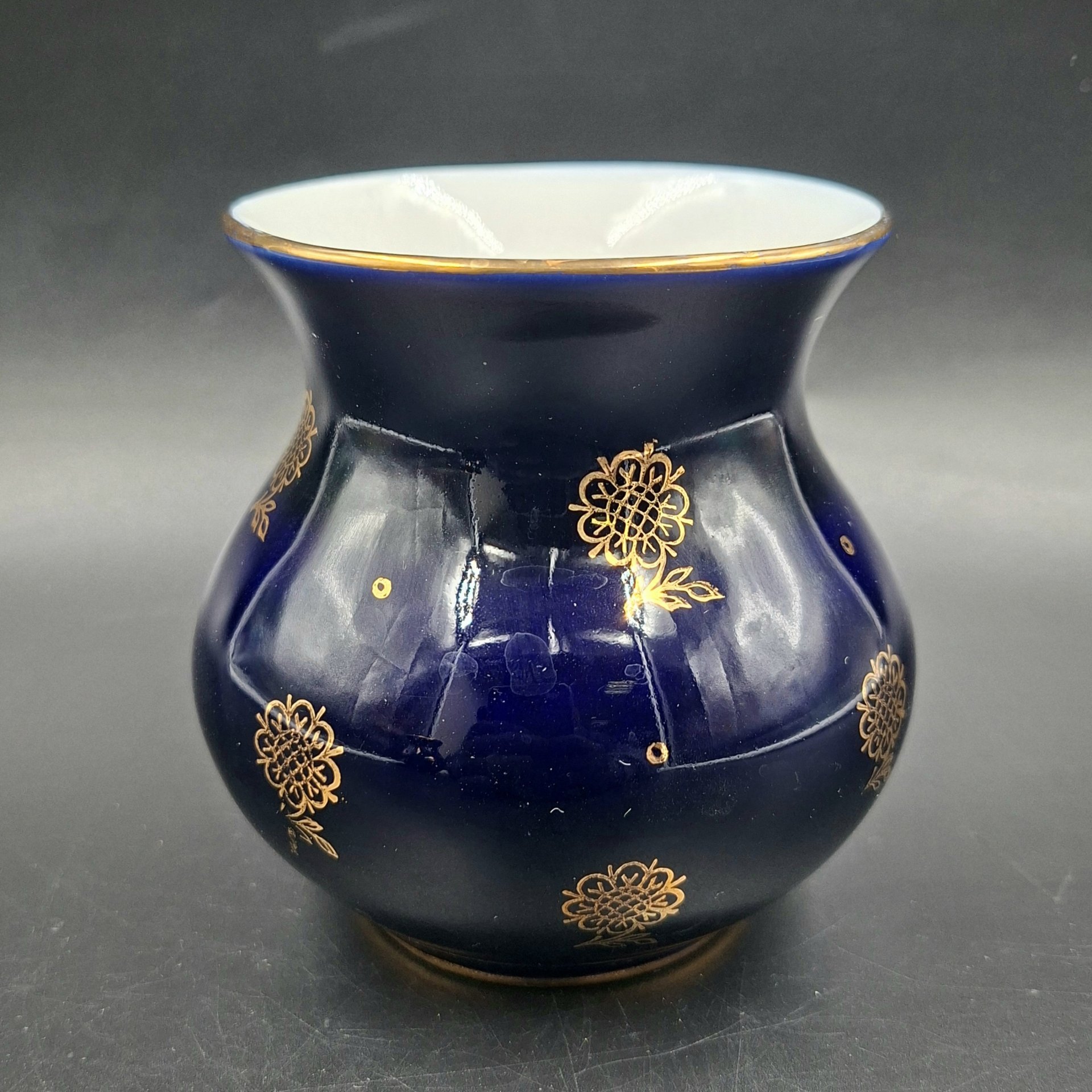 Ваза миниатюрная с цветочным декором, фарфор, крытье кобальтом, золочение, Ленинградский фарфоровый завод (ЛФЗ), СССР, 1950-1960 гг.