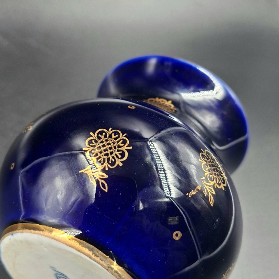 Ваза миниатюрная с цветочным декором