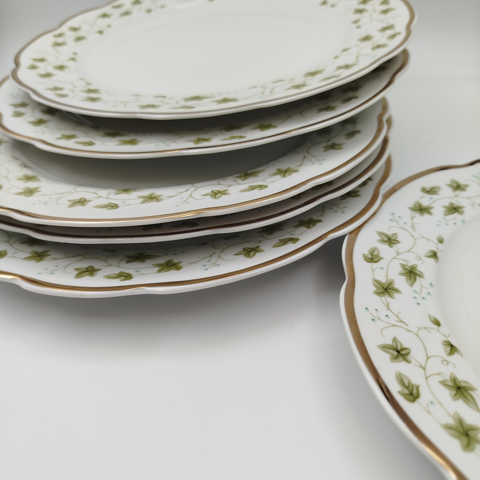 Набор обеденных тарелок на 6 персон с декором в виде плюща и золотистым кантом, фарфор, деколь, золочение, Cmielow, Польша, 1950-1980 гг.