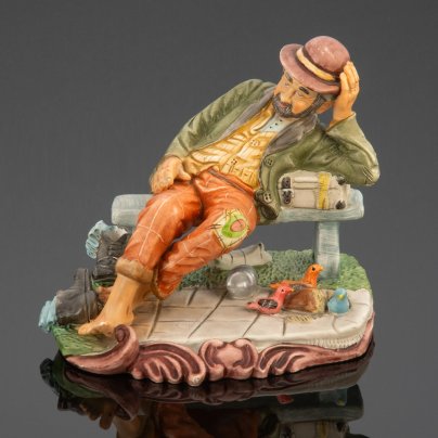 Статуэтка в стилистике Capodimonte "Бродяга на скамейке"