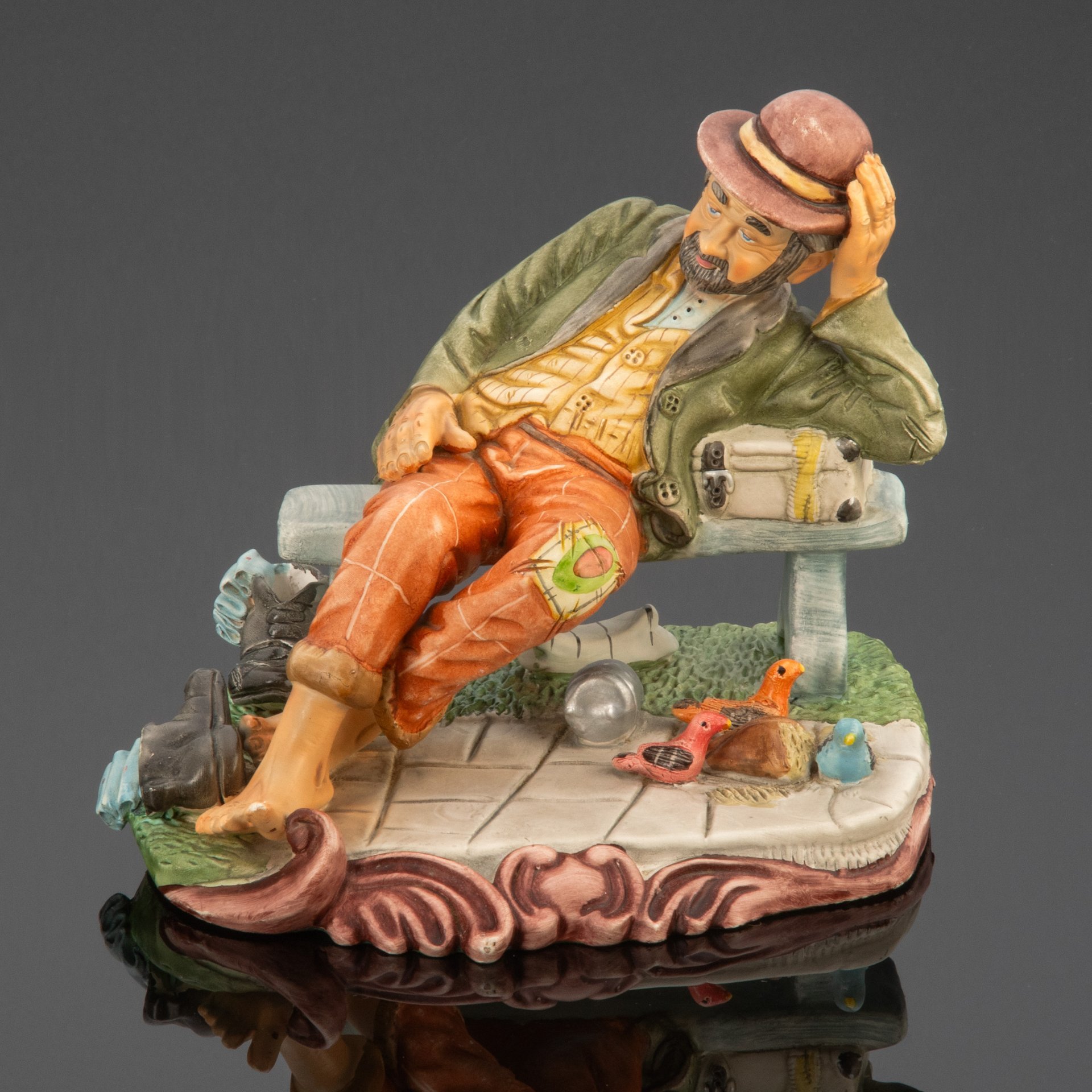 Статуэтка в стилистике Capodimonte "Бродяга на скамейке"