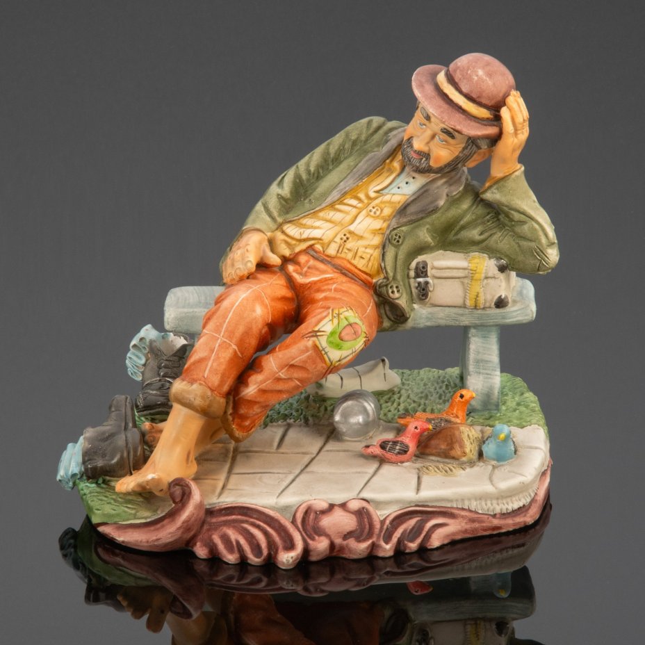 Статуэтка в стилистике Capodimonte "Бродяга на скамейке"