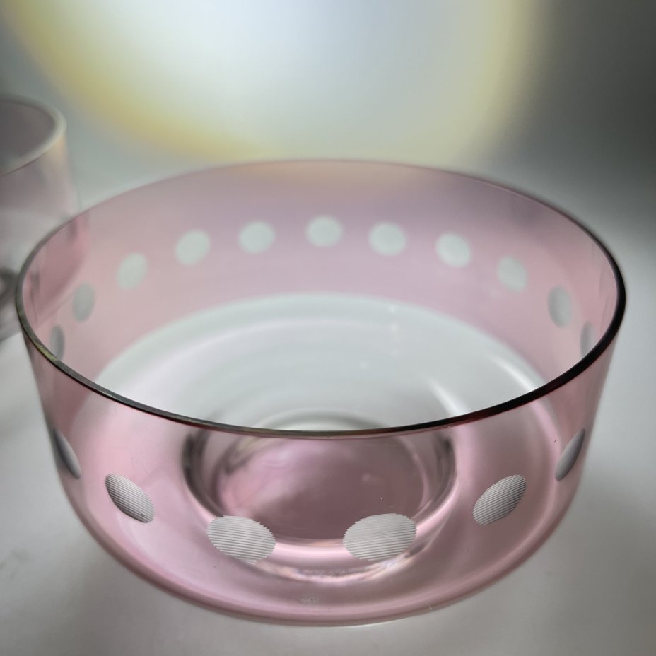 Пара конфетниц розоватого оттенка с декором в горошек