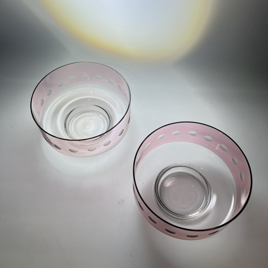 Пара конфетниц розоватого оттенка с декором в горошек