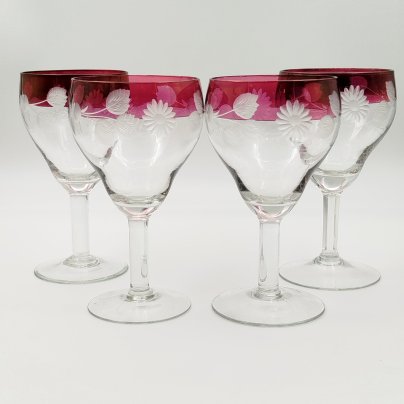 Набор из четырех бокалов с бортиками марганцевого оттенка и растительным декором
