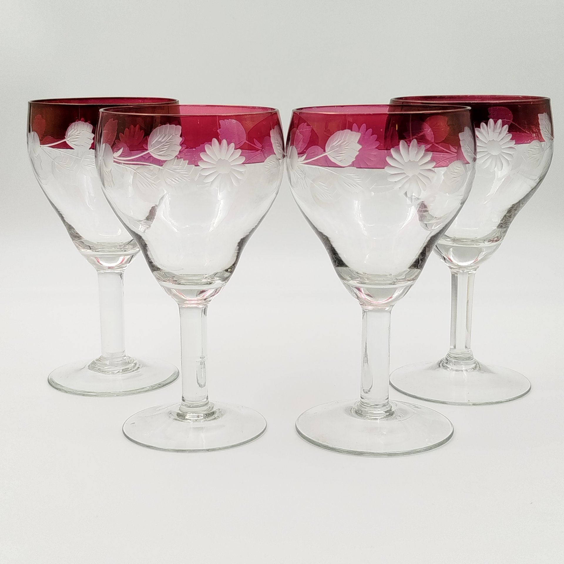 Набор из четырех бокалов с бортиками марганцевого оттенка и растительным декором