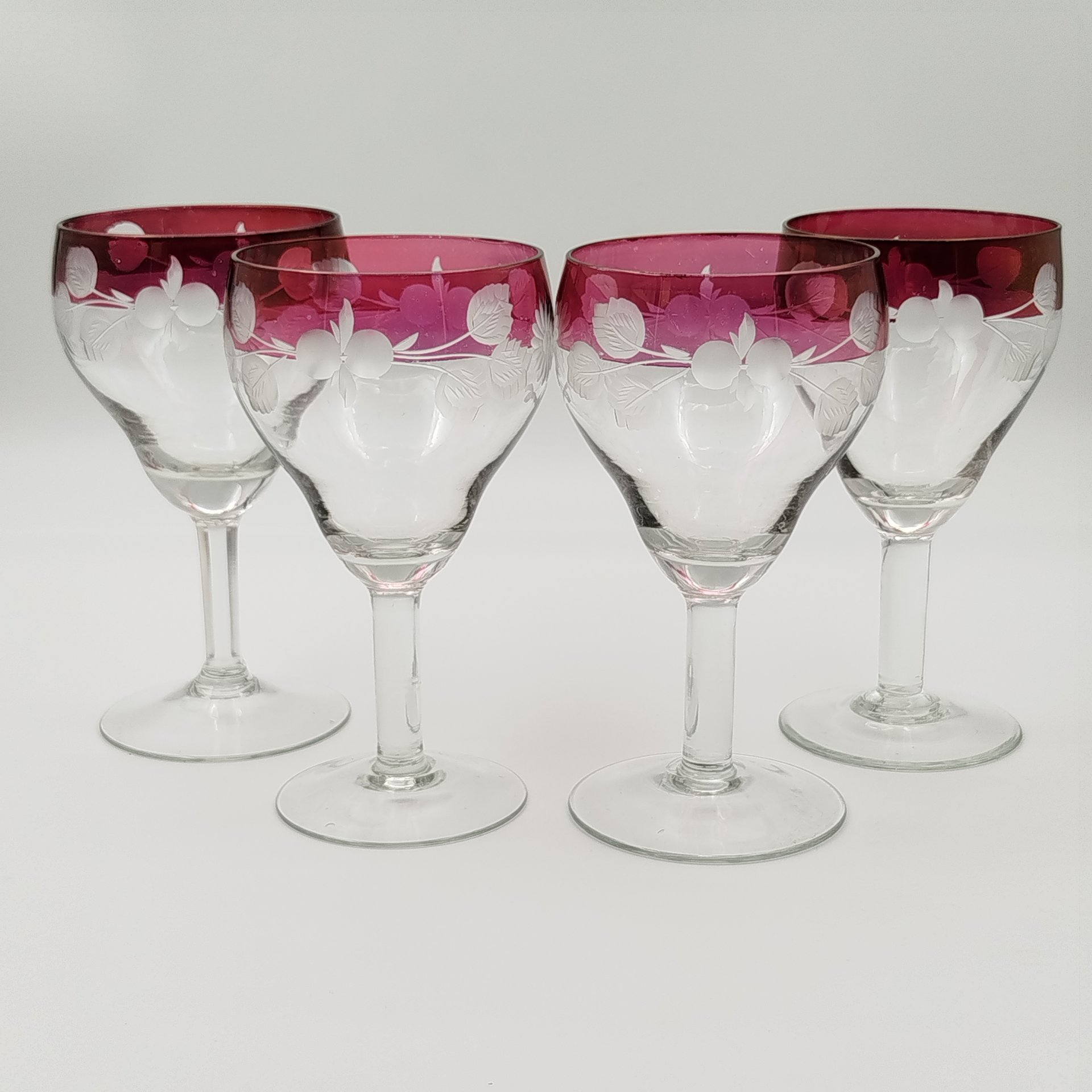 Набор из четырех бокалов с бортиками марганцевого оттенка и растительным декором