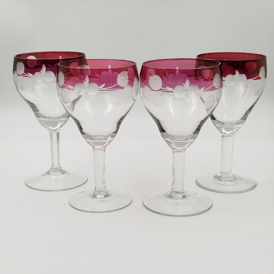 Набор из четырех бокалов с бортиками марганцевого оттенка и растительным декором