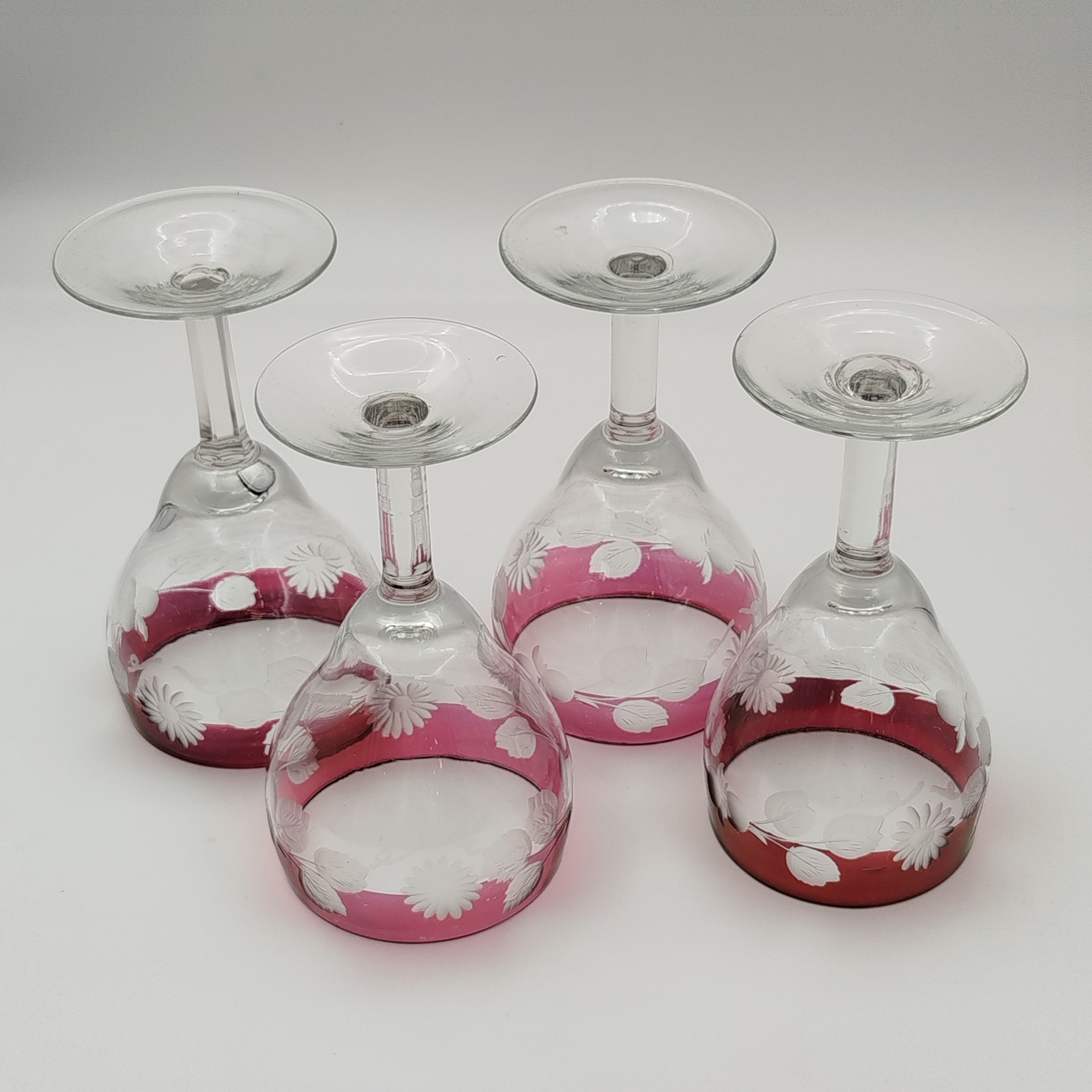 Набор из четырех бокалов с бортиками марганцевого оттенка и растительным декором