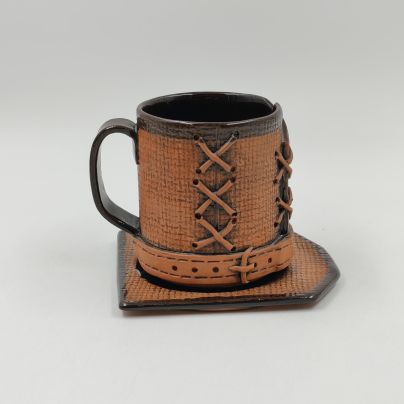 Кружка на подставке с оригинальным декором в виде кожаных вещей, керамика, глазурь, Россия, 2000-2020 гг.
