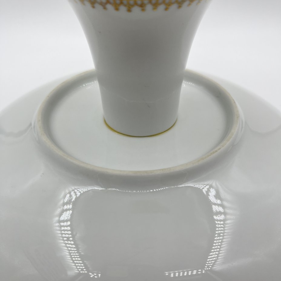 Фруктовница (ваза на ножке), украшенная орнаментом и цветочным декором, Gloria Fine Porcelain Bavaria
