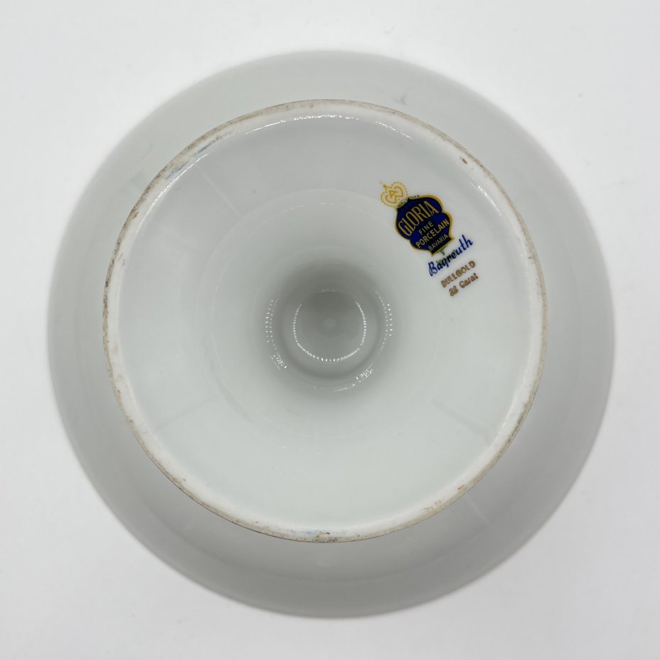 Фруктовница (ваза на ножке), украшенная орнаментом и цветочным декором, Gloria Fine Porcelain Bavaria