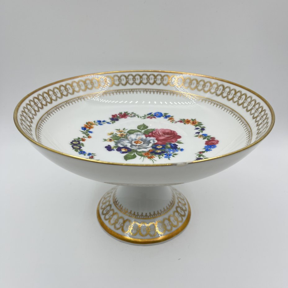 Фруктовница (ваза на ножке), украшенная орнаментом и цветочным декором, Gloria Fine Porcelain Bavaria