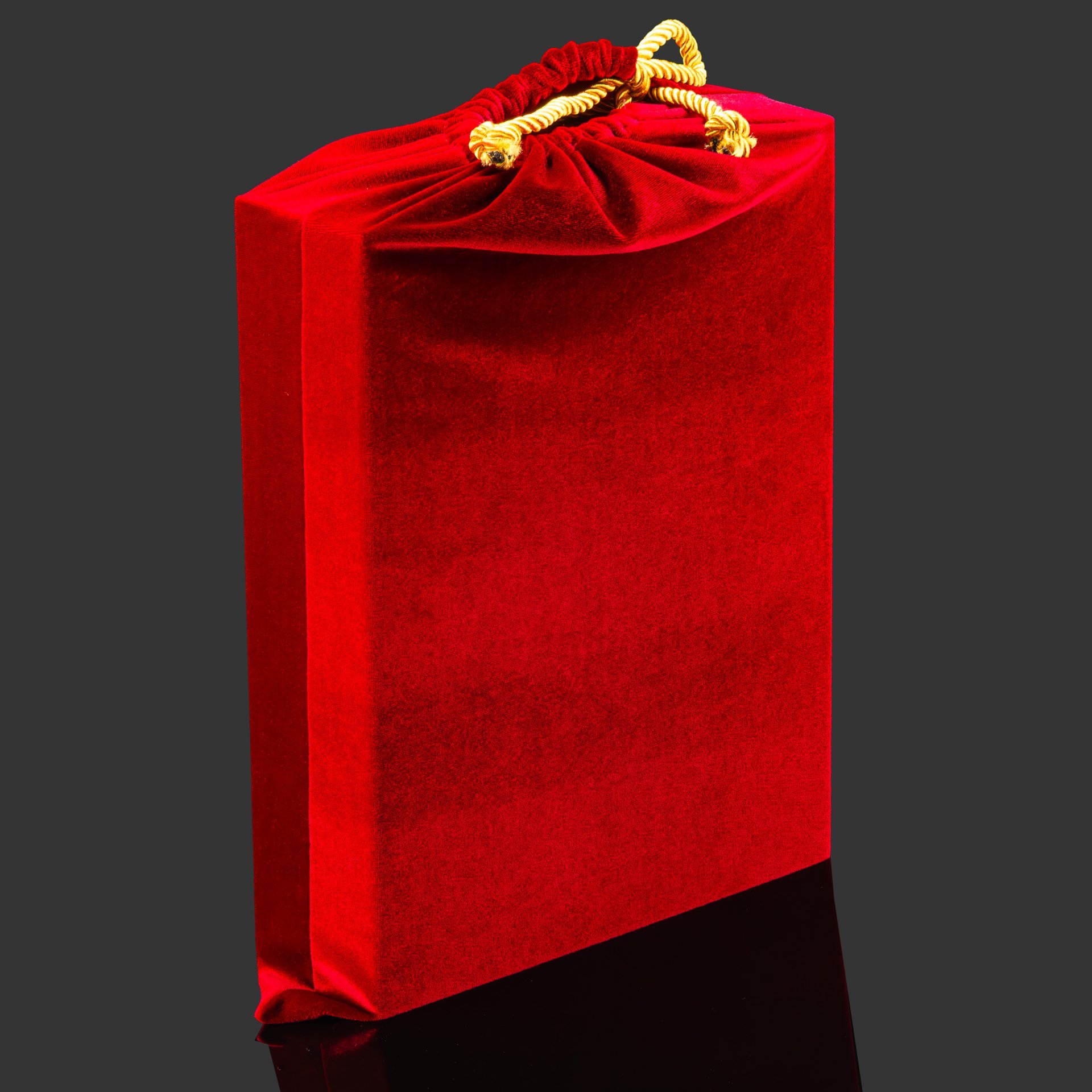 Подарочный набор с книгой "Кодекс чести русского офицера" и иконой "Георгий Победоносец" в лакированной шкатулке, бумага, кожаный переплет, тиснение, золочение, обрез с принтом; дерево, металл, серебрение, серебро; в подарочном лакированном футляре с бархатным ложеменом, и подарочном картонном коробе, Российская Федерация, 2025 г.