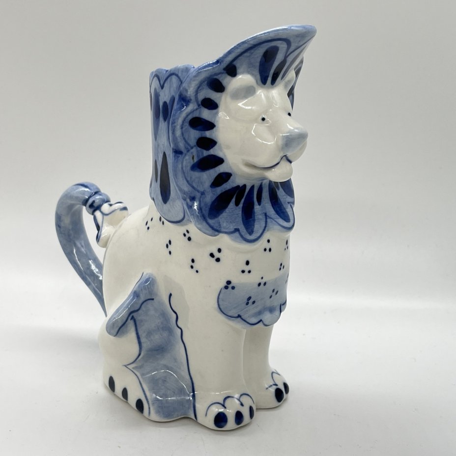 Кувшин в виде льва с расписным декором, фарфор, роспись, Объединение «Гжель», СССР, 1972-1985 гг.