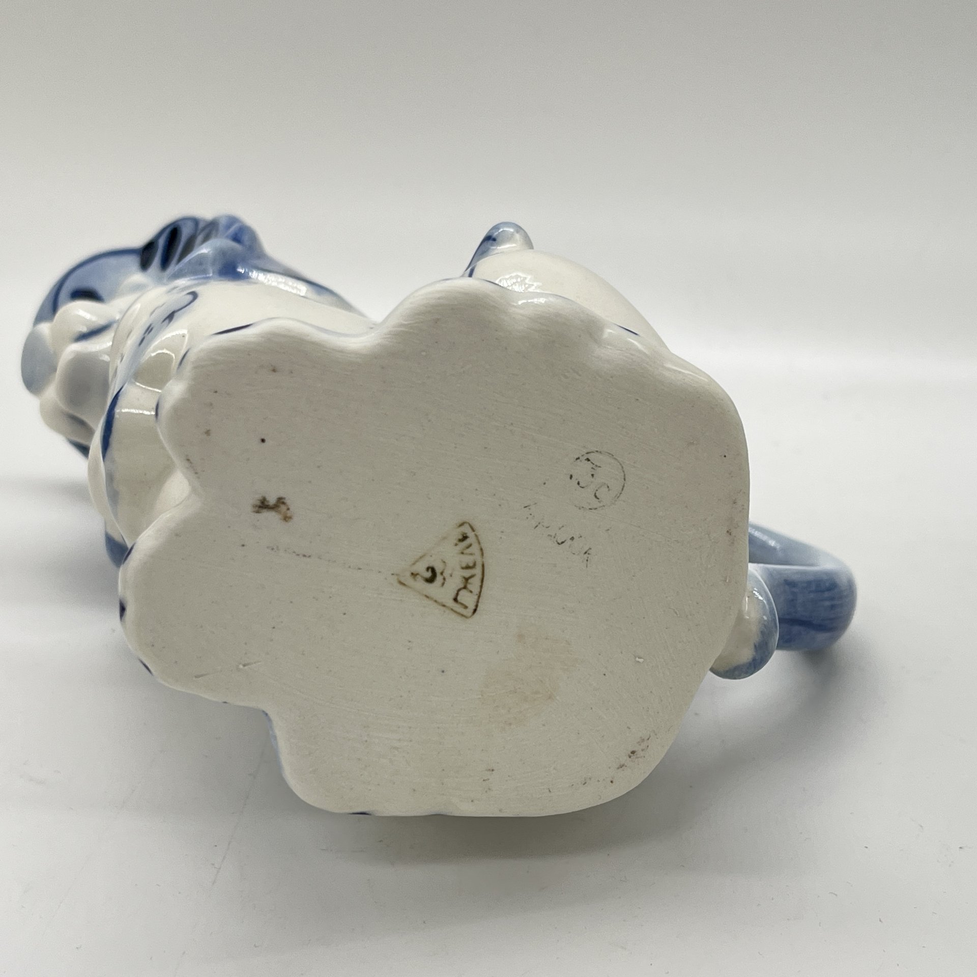 Кувшин в виде льва с расписным декором, фарфор, роспись, Объединение «Гжель», СССР, 1972-1985 гг.