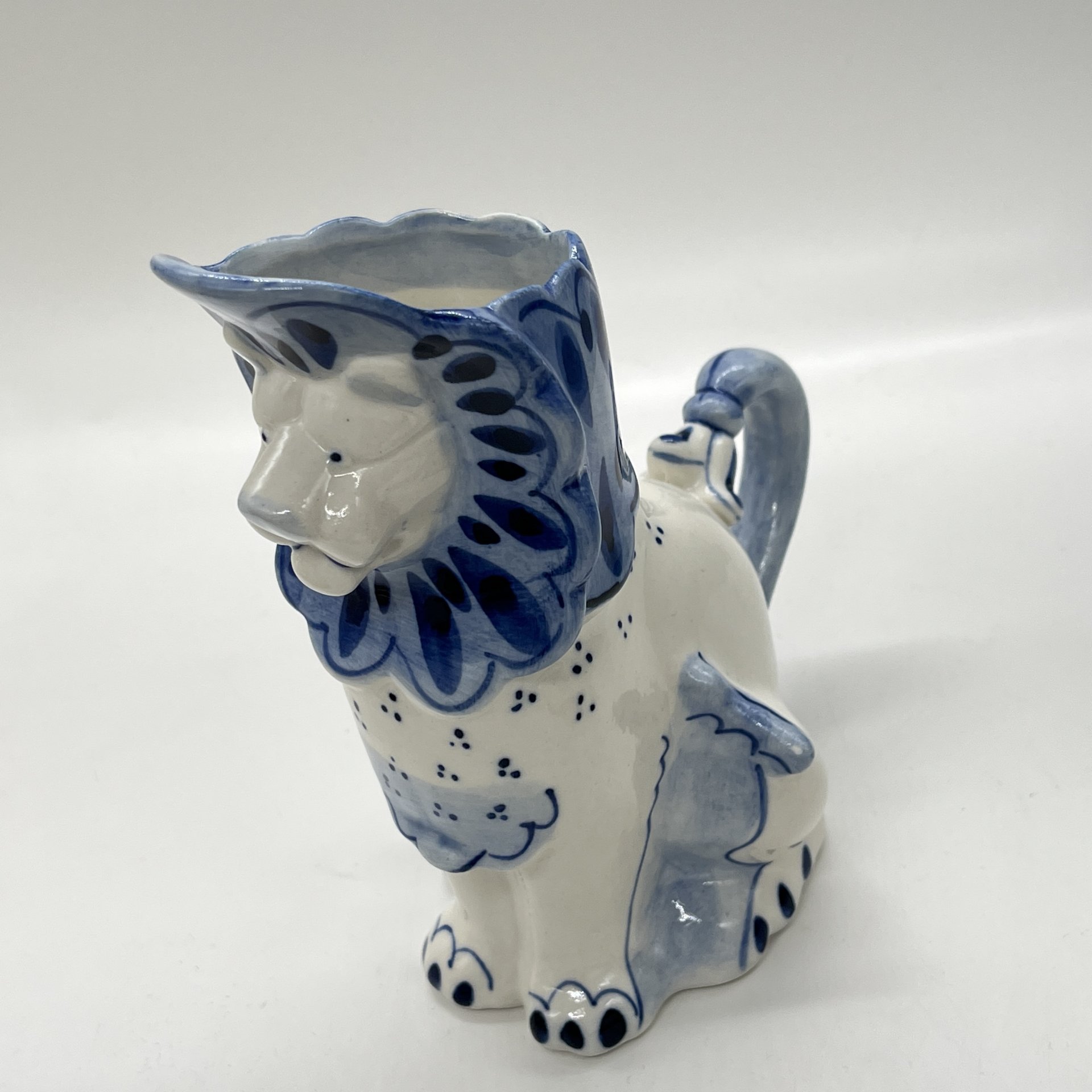 Кувшин в виде льва с расписным декором, фарфор, роспись, Объединение «Гжель», СССР, 1972-1985 гг.