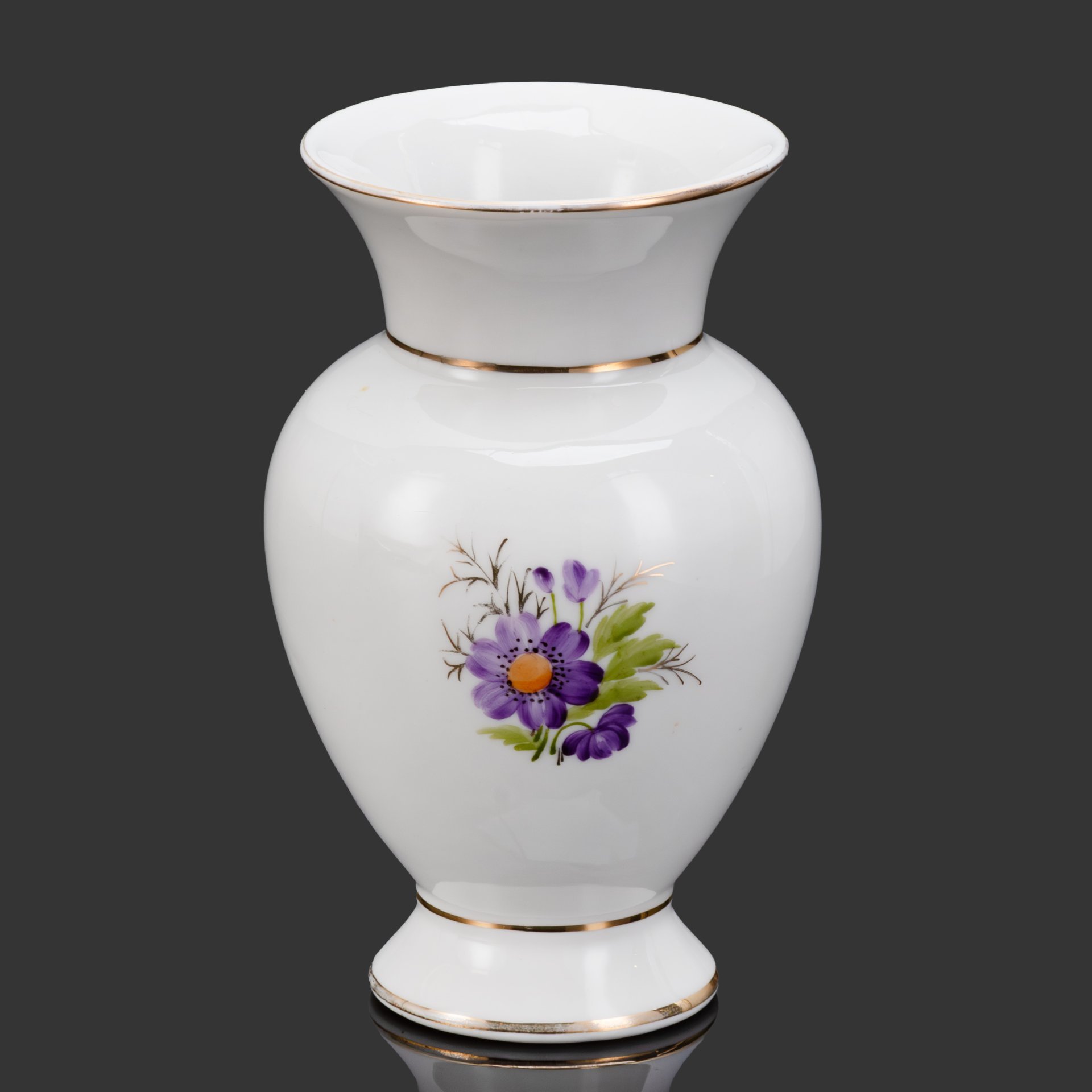 Ваза с цветочным декором, фарфор, роспись, Ленинградский фарфоровый завод (ЛФЗ), СССР, 1950-1960 гг.