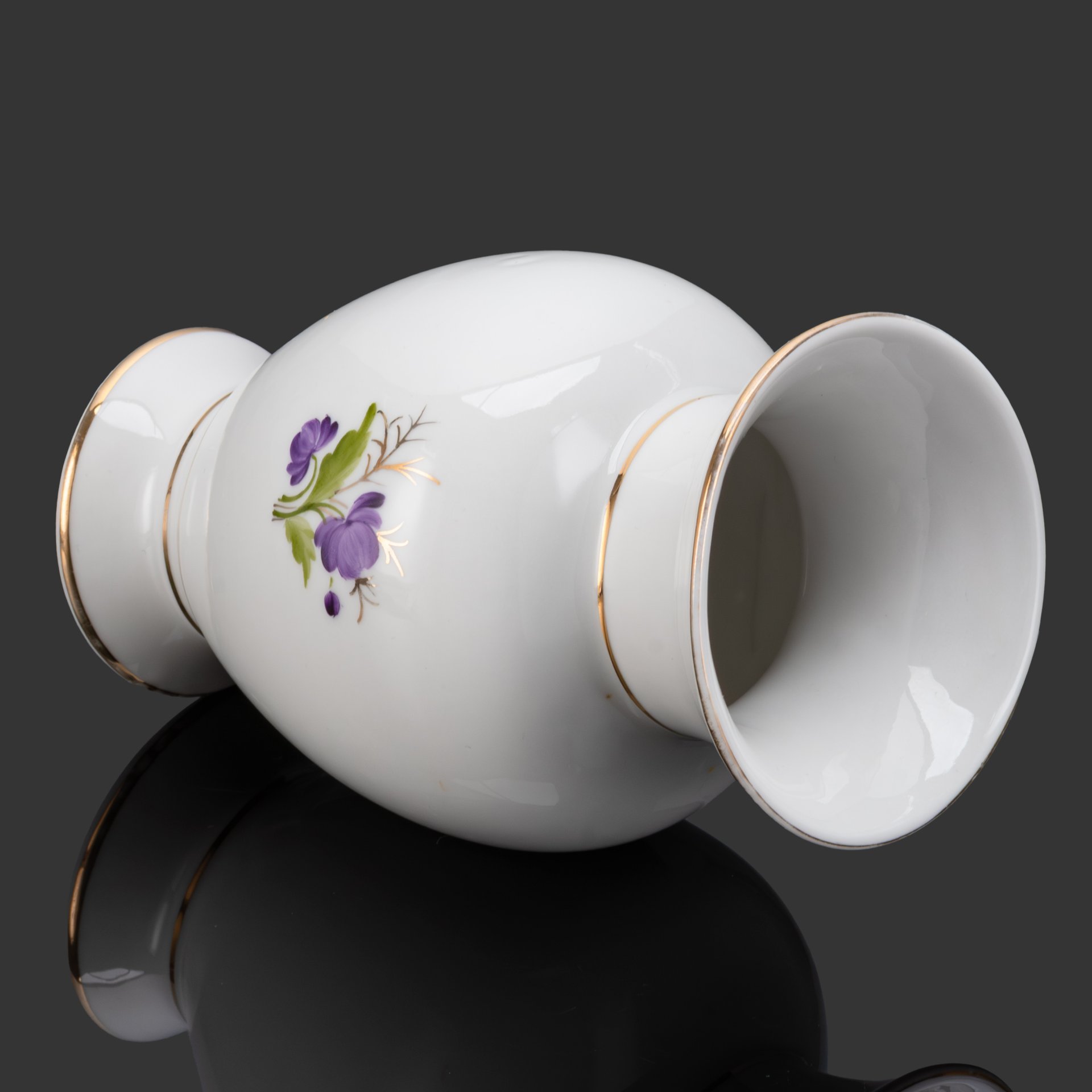 Ваза с цветочным декором, фарфор, роспись, Ленинградский фарфоровый завод (ЛФЗ), СССР, 1950-1960 гг.