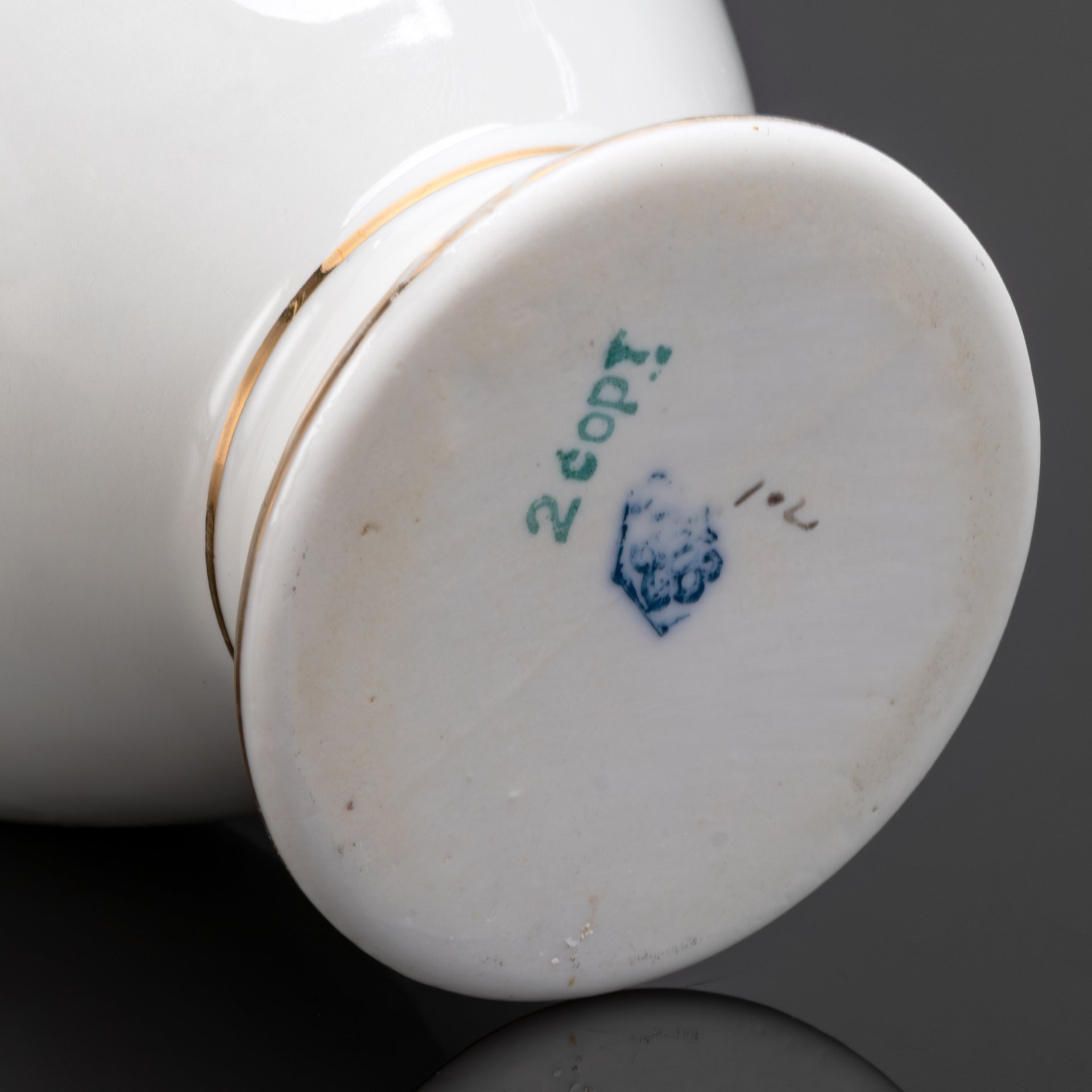 Ваза с цветочным декором, фарфор, роспись, Ленинградский фарфоровый завод (ЛФЗ), СССР, 1950-1960 гг.