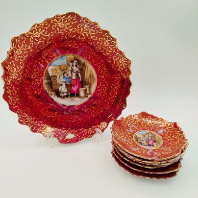 Набор из блюда и шести розеток в форме листа, украшенный изображением пасторальной сцены, фарфор, деколь, крытье, золочение, Западная Европа, 1950-1970 гг.