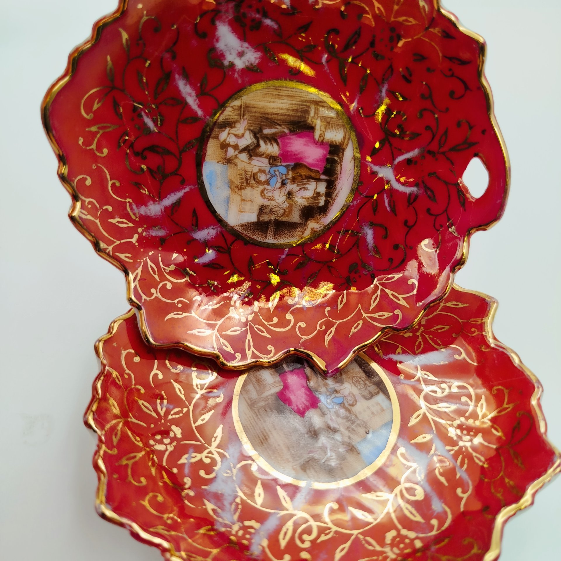 Набор из блюда и шести розеток в форме листа, украшенный изображением пасторальной сцены, фарфор, деколь, крытье, золочение, Западная Европа, 1950-1970 гг.