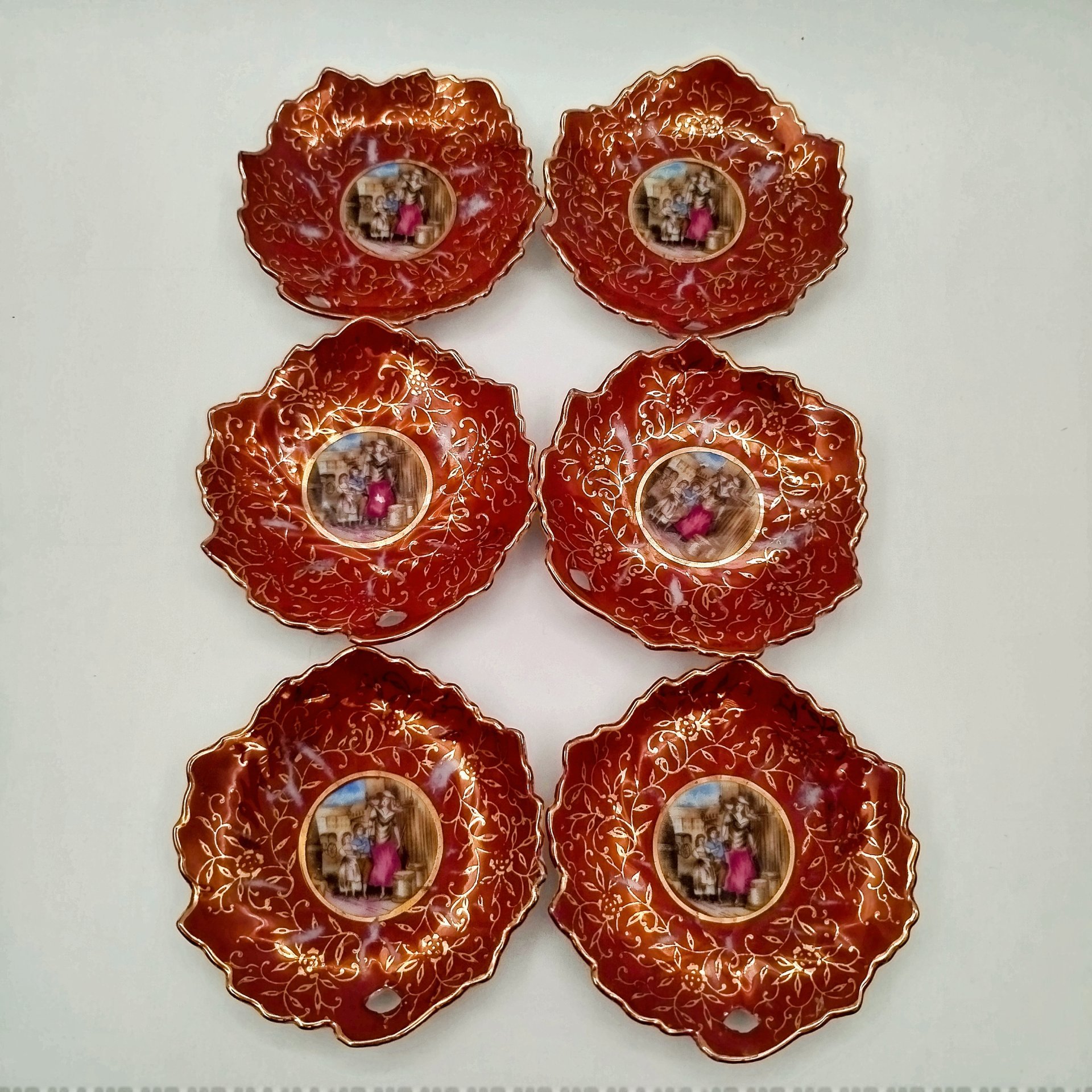 Набор из блюда и шести розеток в форме листа, украшенный изображением пасторальной сцены, фарфор, деколь, крытье, золочение, Западная Европа, 1950-1970 гг.