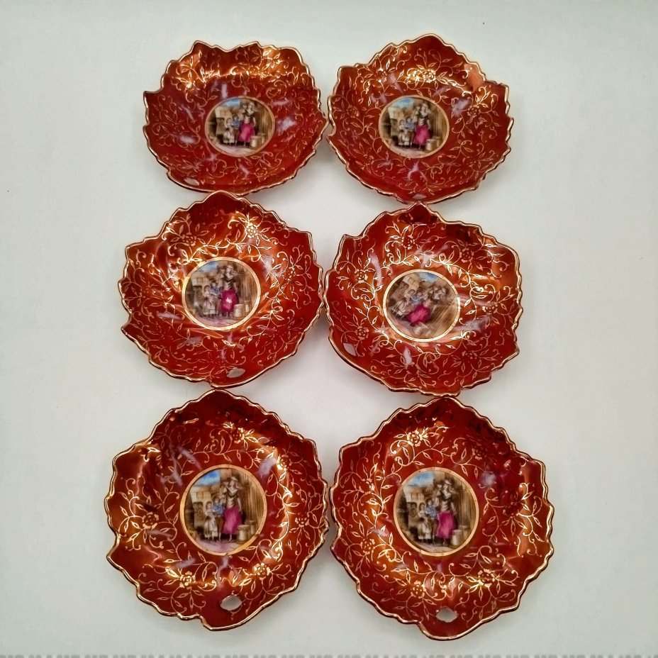 Набор из блюда и шести розеток в форме листа, украшенный изображением пасторальной сцены, фарфор, деколь, крытье, золочение, Западная Европа, 1950-1970 гг.