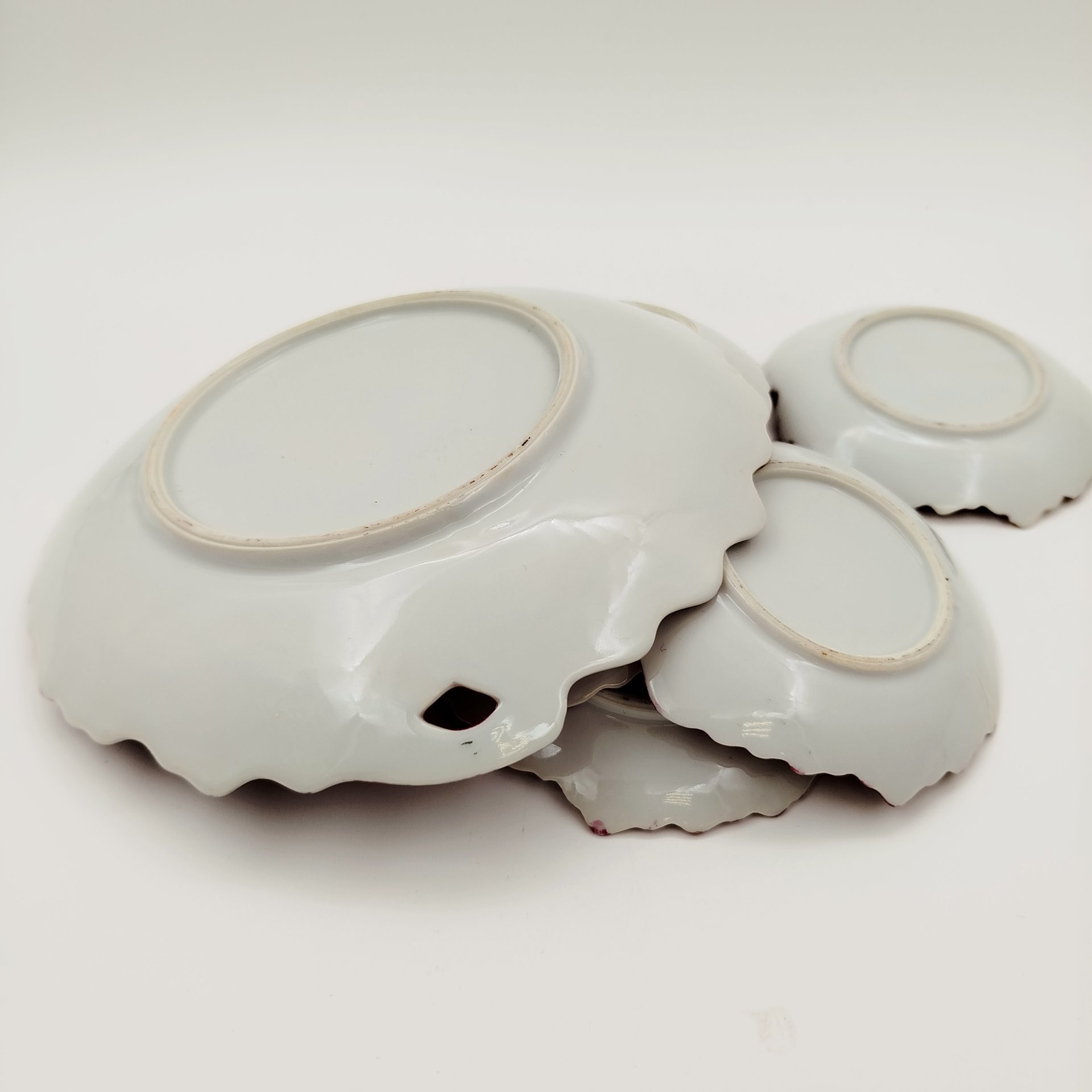 Набор из блюда и шести розеток в форме листа, украшенный изображением пасторальной сцены, фарфор, деколь, крытье, золочение, Западная Европа, 1950-1970 гг.