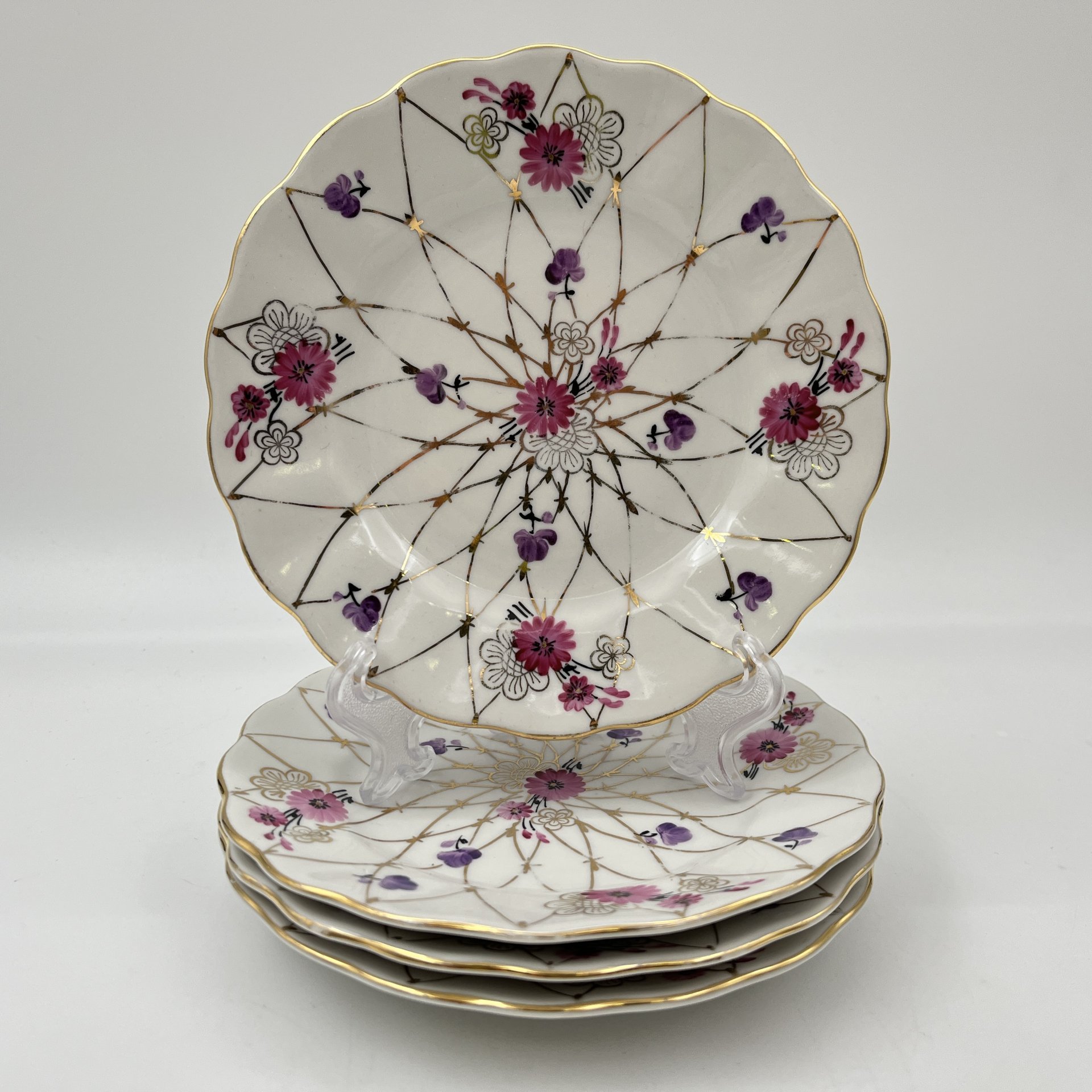 Набор десертных тарелок "Золотая сетка" ("Васильки") на 4 персоны, автор рисунка А. А. Яцкевич, фарфор, роспись, золочение, Ленинградский фарфоровый завод (ЛФЗ), СССР, 1960-1970 гг.