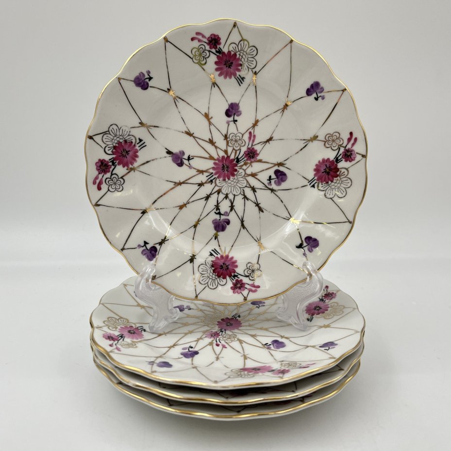 Набор десертных тарелок "Золотая сетка" ("Васильки") на 4 персоны, автор рисунка А. А. Яцкевич, фарфор, роспись, золочение, Ленинградский фарфоровый завод (ЛФЗ), СССР, 1960-1970 гг.
