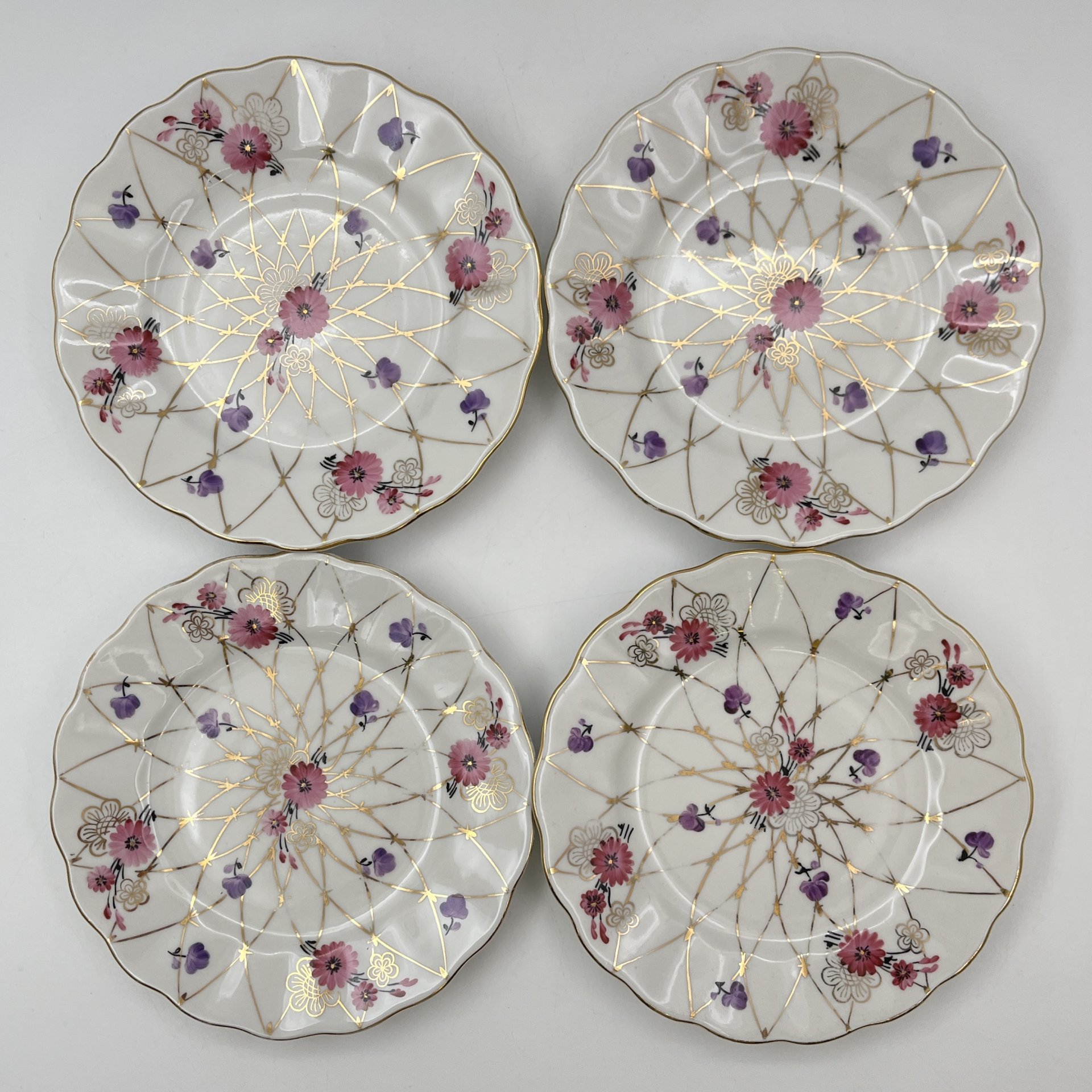 Набор десертных тарелок "Золотая сетка" ("Васильки") на 4 персоны, автор рисунка А. А. Яцкевич, фарфор, роспись, золочение, Ленинградский фарфоровый завод (ЛФЗ), СССР, 1960-1970 гг.
