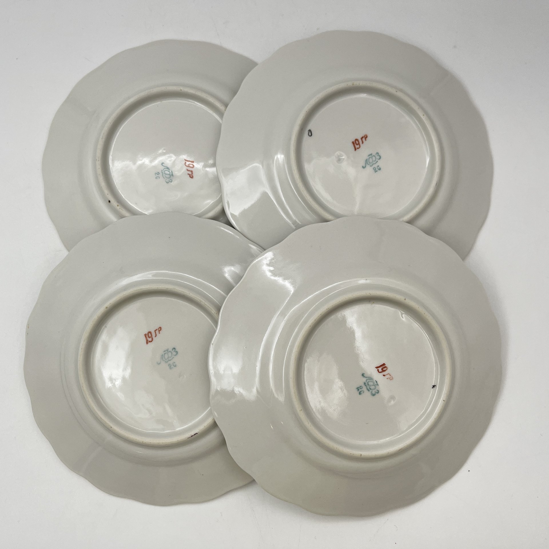 Набор десертных тарелок "Золотая сетка" ("Васильки") на 4 персоны, автор рисунка А. А. Яцкевич, фарфор, роспись, золочение, Ленинградский фарфоровый завод (ЛФЗ), СССР, 1960-1970 гг.