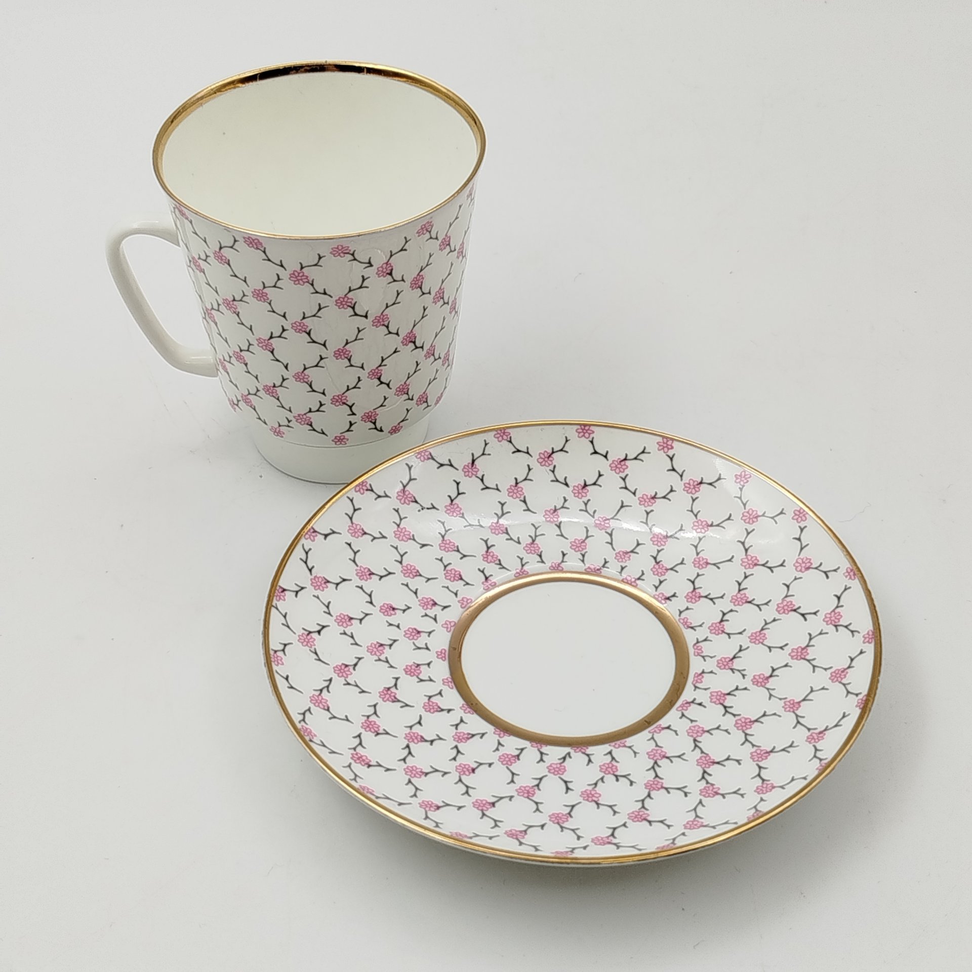 Кофейная пара "Розовая сетка", форма "Майская", автор формы Э.М. Криммер, автор рисунка Л.С. Лобанкова