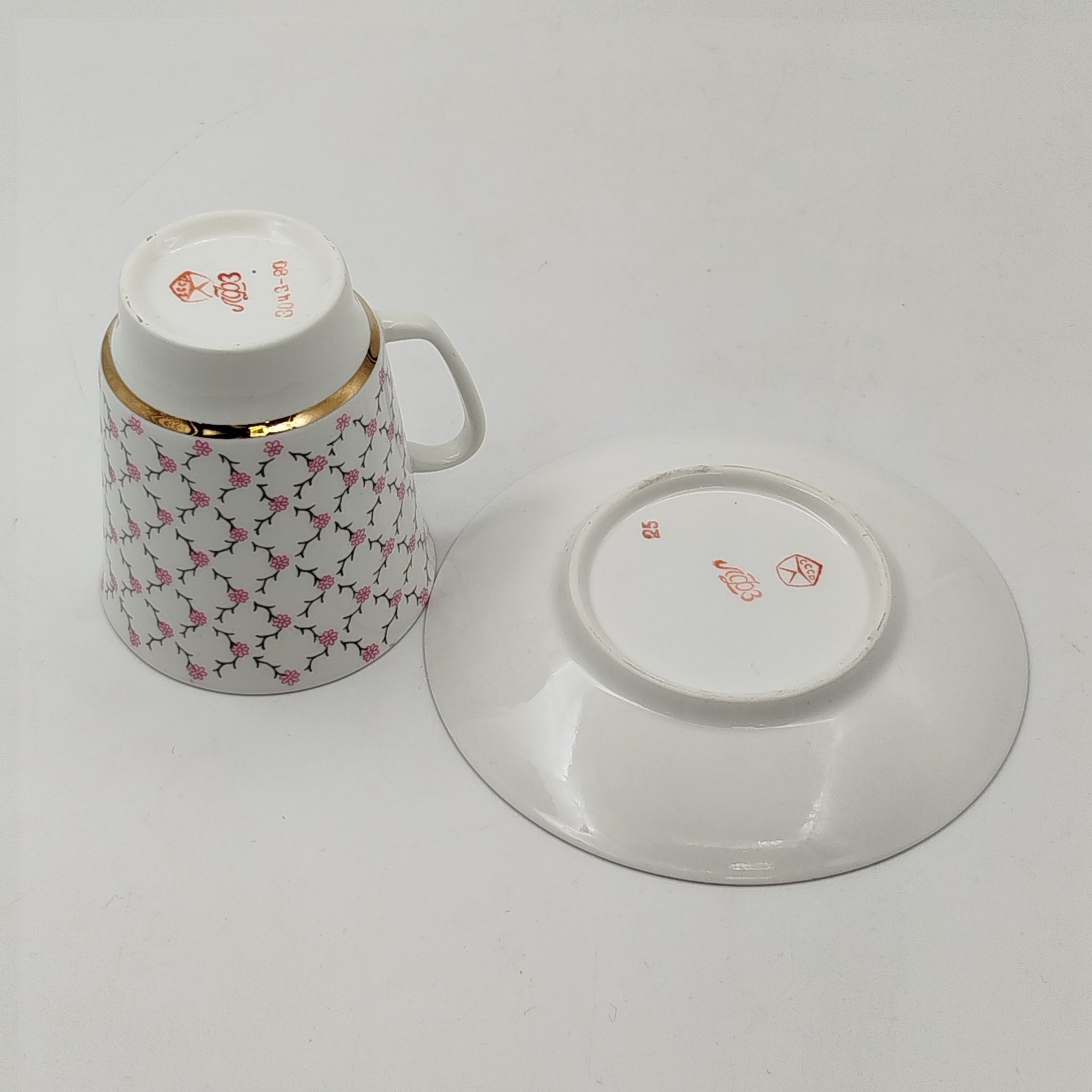 Кофейная пара "Розовая сетка", форма "Майская", автор формы Э.М. Криммер, автор рисунка Л.С. Лобанкова
