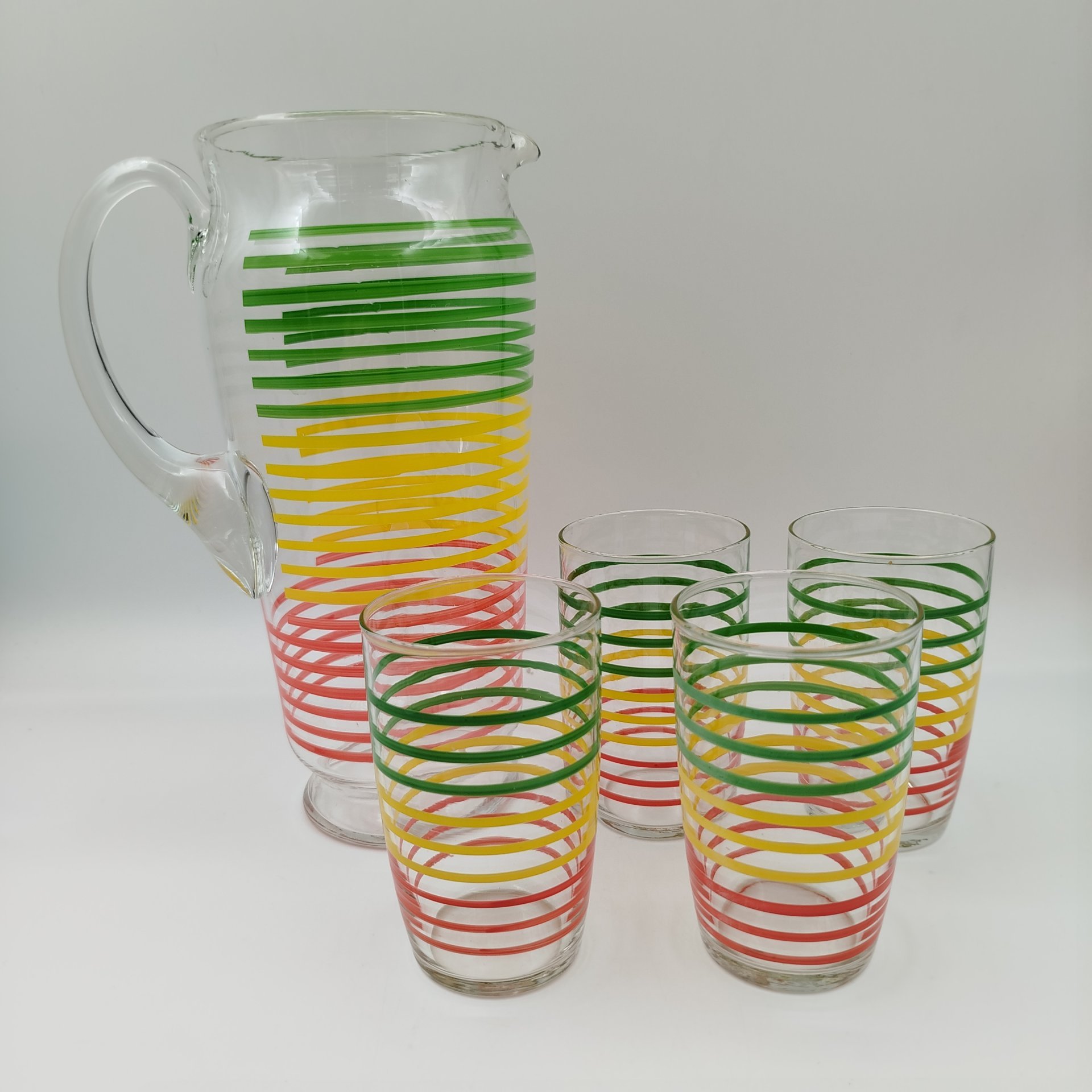 Набор для прохладительных напитков (кувшин и четыре стакана) с декором в виде зелено-желто-красных полос, стекло, обводка, СССР, 1960-1990 гг.