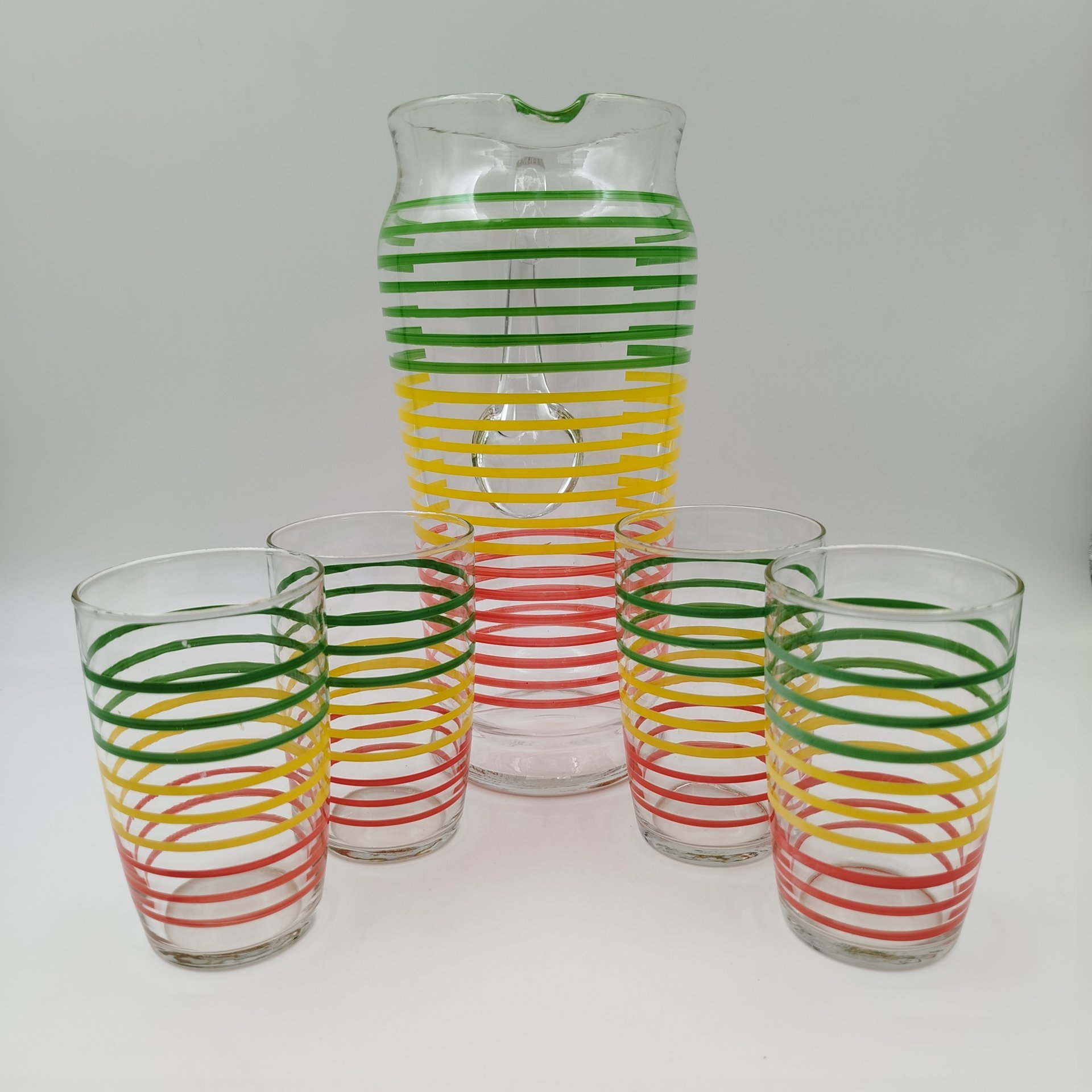 Набор для прохладительных напитков (кувшин и четыре стакана) с декором в виде зелено-желто-красных полос, стекло, обводка, СССР, 1960-1990 гг.