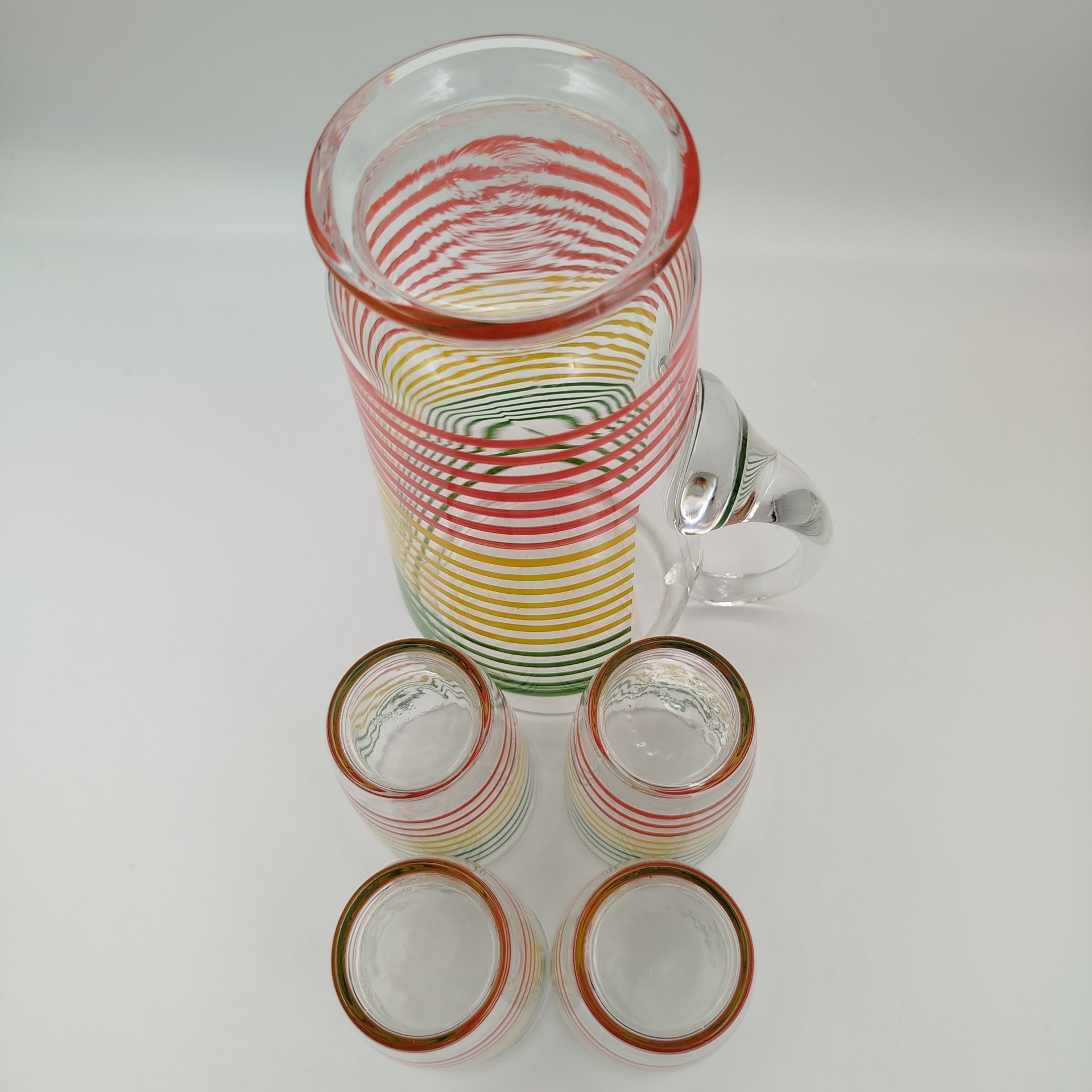Набор для прохладительных напитков (кувшин и четыре стакана) с декором в виде зелено-желто-красных полос, стекло, обводка, СССР, 1960-1990 гг.