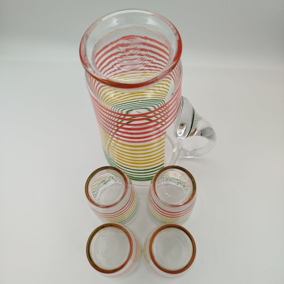 Набор для прохладительных напитков (кувшин и четыре стакана) с декором в виде зелено-желто-красных полос